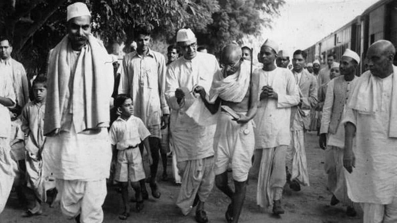 इतिहास के पन्नों में 12 मार्चः महात्मा गांधी ने तोड़ा नमक कानून, अंग्रेजों की सत्ता को दी चुनौती
