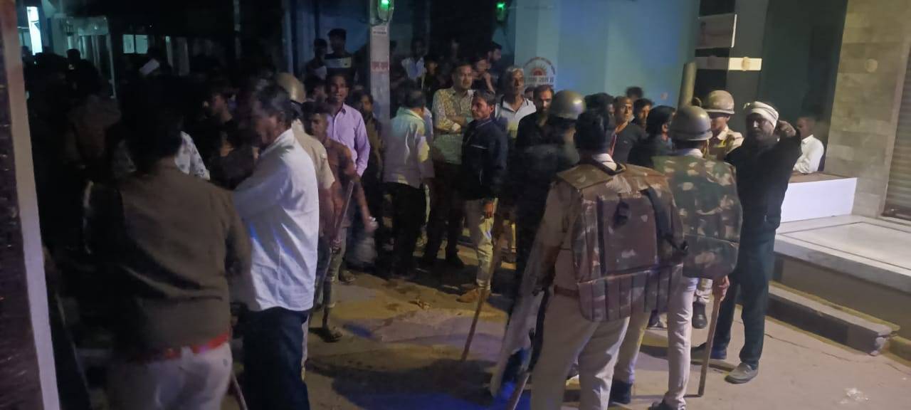चितौड़गढ़ / राशमी - धार्मिक जुलूस पर पथराव से पहुना में गर्माया माहौल, उपचार के दौरान मौत, पुलिस ने संभाला मोर्चा