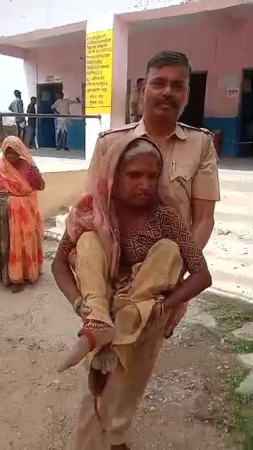 चित्तौड़गढ़ / निम्बाहेड़ा - पुलिस ने समर्पण और सेवा की मिशाल दी, राजस्थान पुलिस के एएसआई श्याम सिंह ने बुजुर्ग दिव्यांग महिला को गोद में उठा कर मतदान केन्द्र तक पहुंचाया