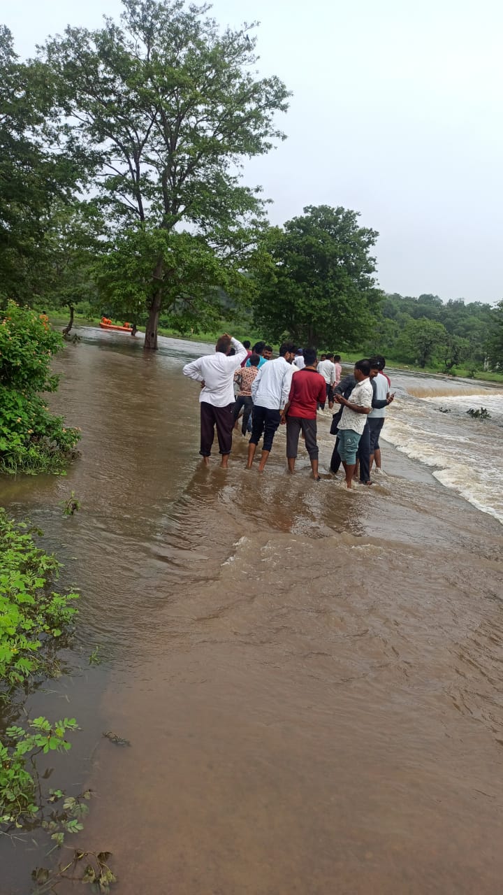 चित्तौड़गढ़ - नाले में उफान आने से जंगल में फसे पिकनिक मनाने गए पर्यटक, 15 घंटे बाद किया रेस्क्यू