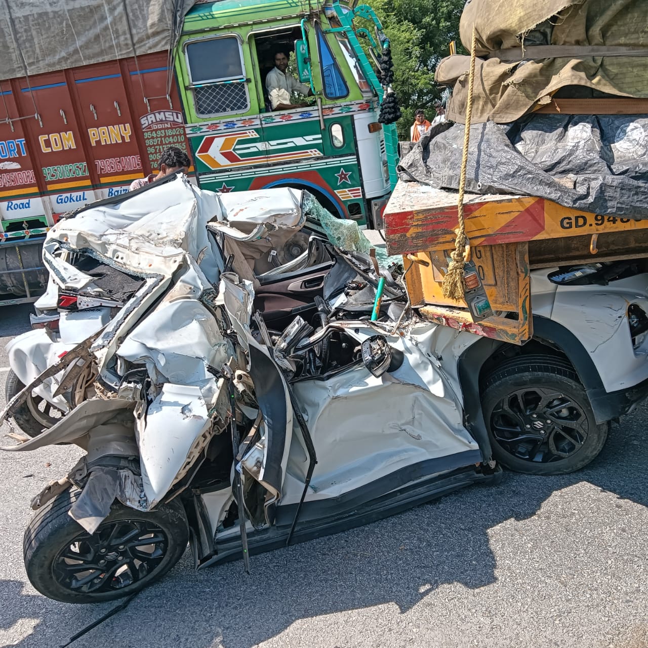 चित्तौड़गढ़ - आगे चल रहे ट्रक में घुसी कार, पीछे चल रहे ट्रक ने भी मारी टक्कर, देवरी पुलिया पर उड़े परखच्चे, सभी सुरक्षित