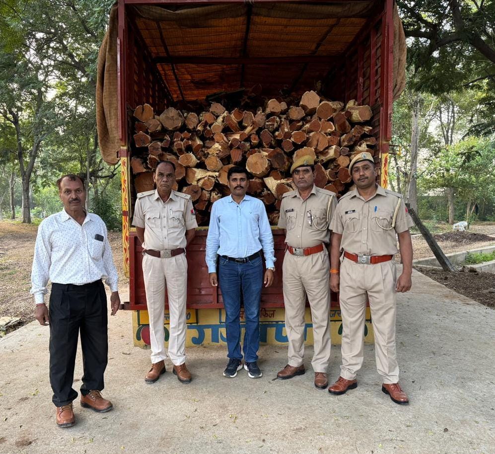 चित्तौड़गढ़ - नाकाबंदी तोड़ कर भागे ट्रक से पकड़ी खेर की लकड़ी, दिल्ली की गुटखा फैक्ट्री में हो रही थी तस्करी