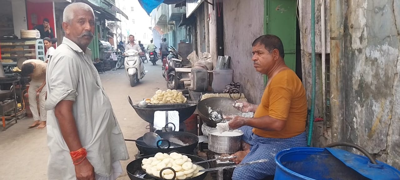 चित्तौड़गढ़ - चित्तौड़गढ़ में वर्षों पुराना है मिठाई बाजार, खुद तैयार करते हैं मावा, दीपावली पर चावल से बने मरके की रहती है मांग