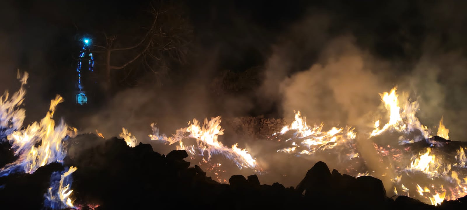 चित्तौड़गढ़ / बेंगू - बाड़ों में रखी मक्का की फसल में पटाखों की चिंगारी से लगी आग