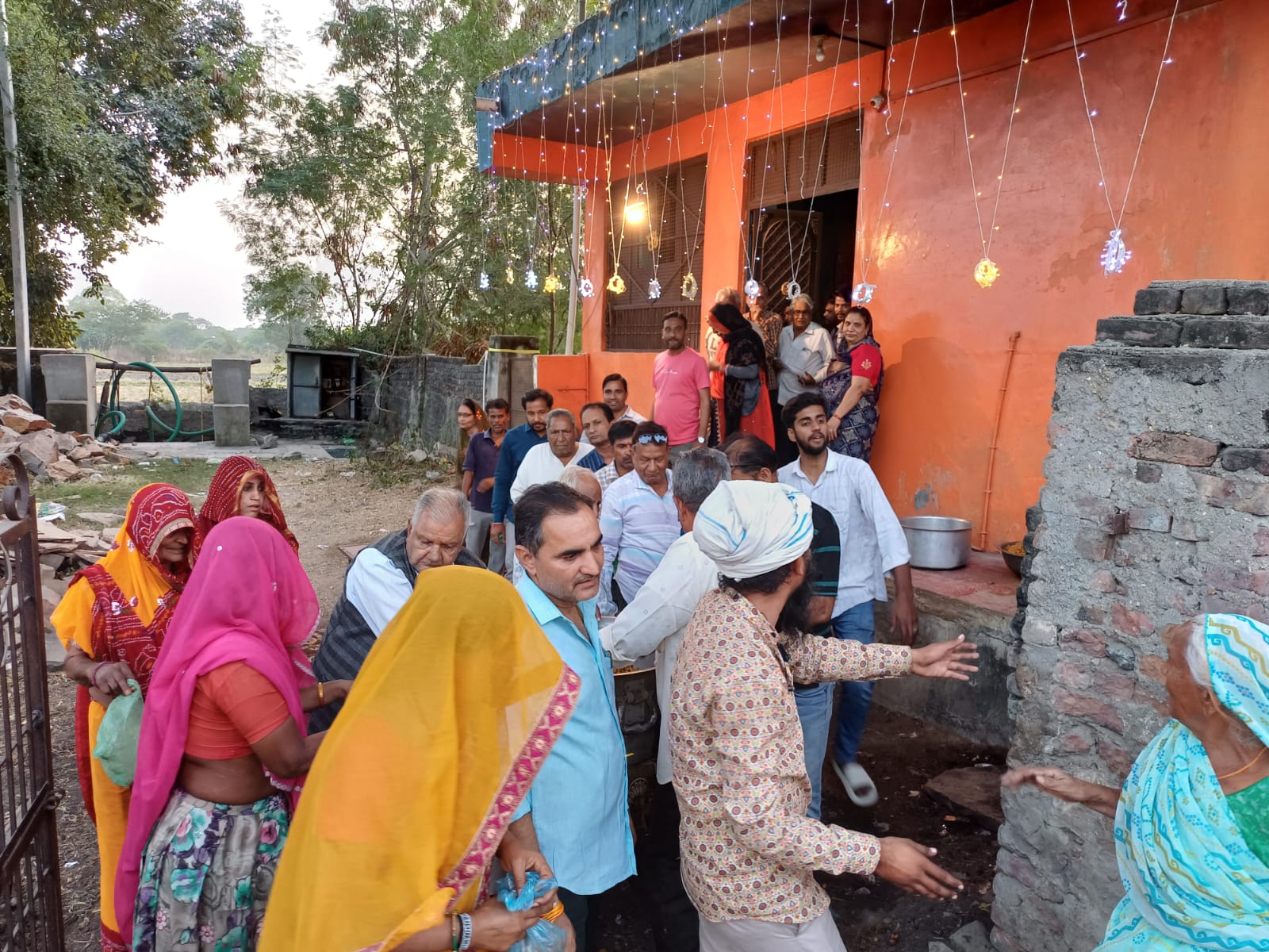 चित्तौड़गढ़ / कपासन - सवा दो क्विंटल की पकौड़ी के अन्नकूट वितरण के साथ पाटोत्सव कार्यक्रम का समापन