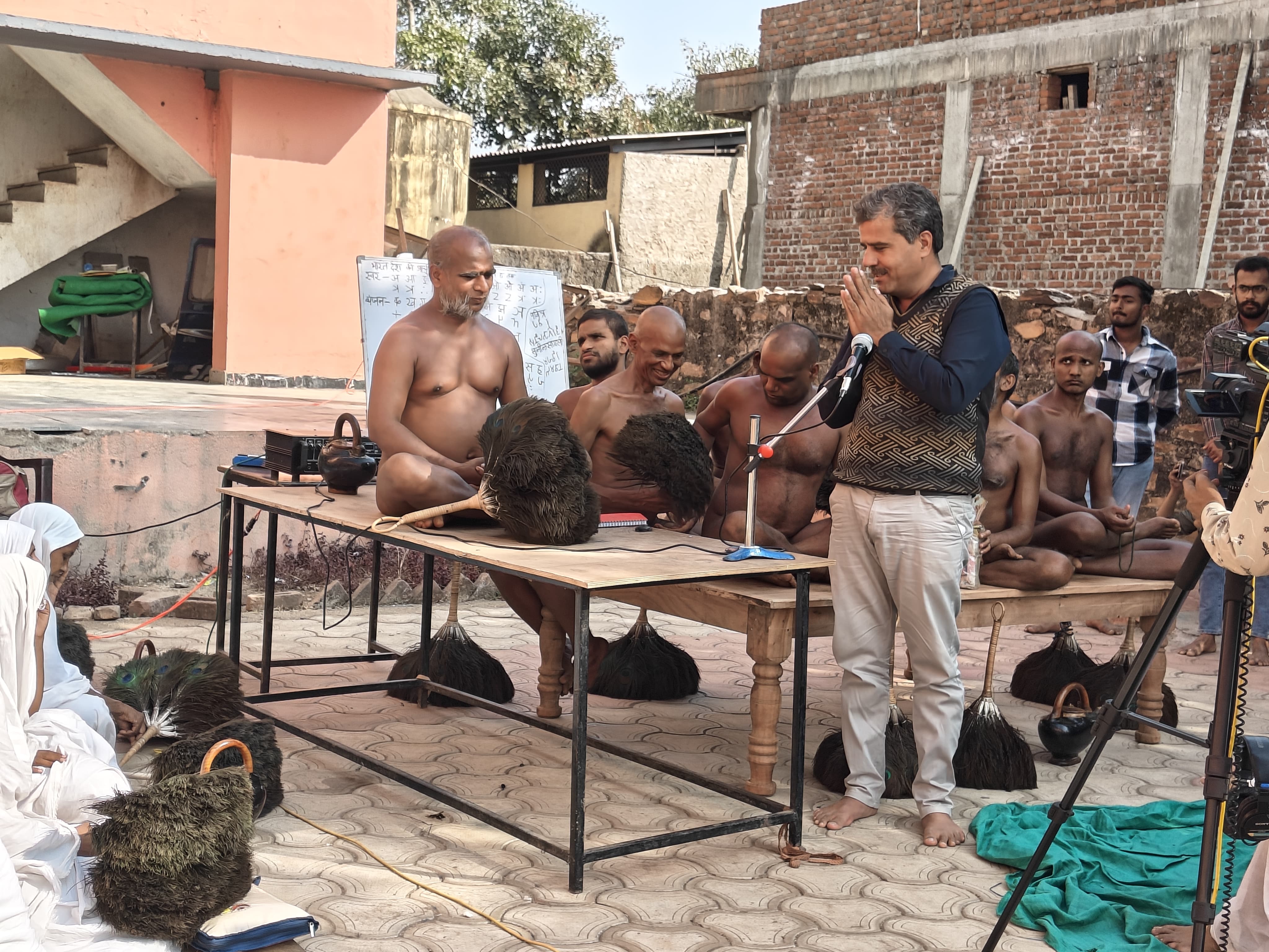 प्रतापगढ़ / छोटीसादड़ी - आचार्य सुनीलसागर महाराज ने बच्चों को दी आध्यात्मिक शिक्षा