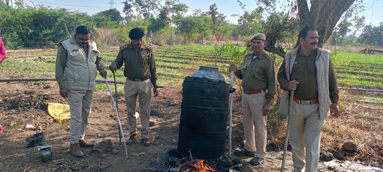 चित्तौड़गढ़ / कपासन - आबकारी टीम ने तीन चालू भट्टियों सहित 1600 लीटर वाश किया नष्ट