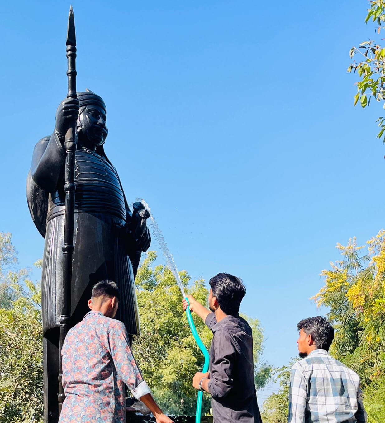 चित्तौड़गढ़ - पीजी कॉलेज छात्रों ने महाराणा प्रताप की प्रतिमा साफ कर किया श्रमदान