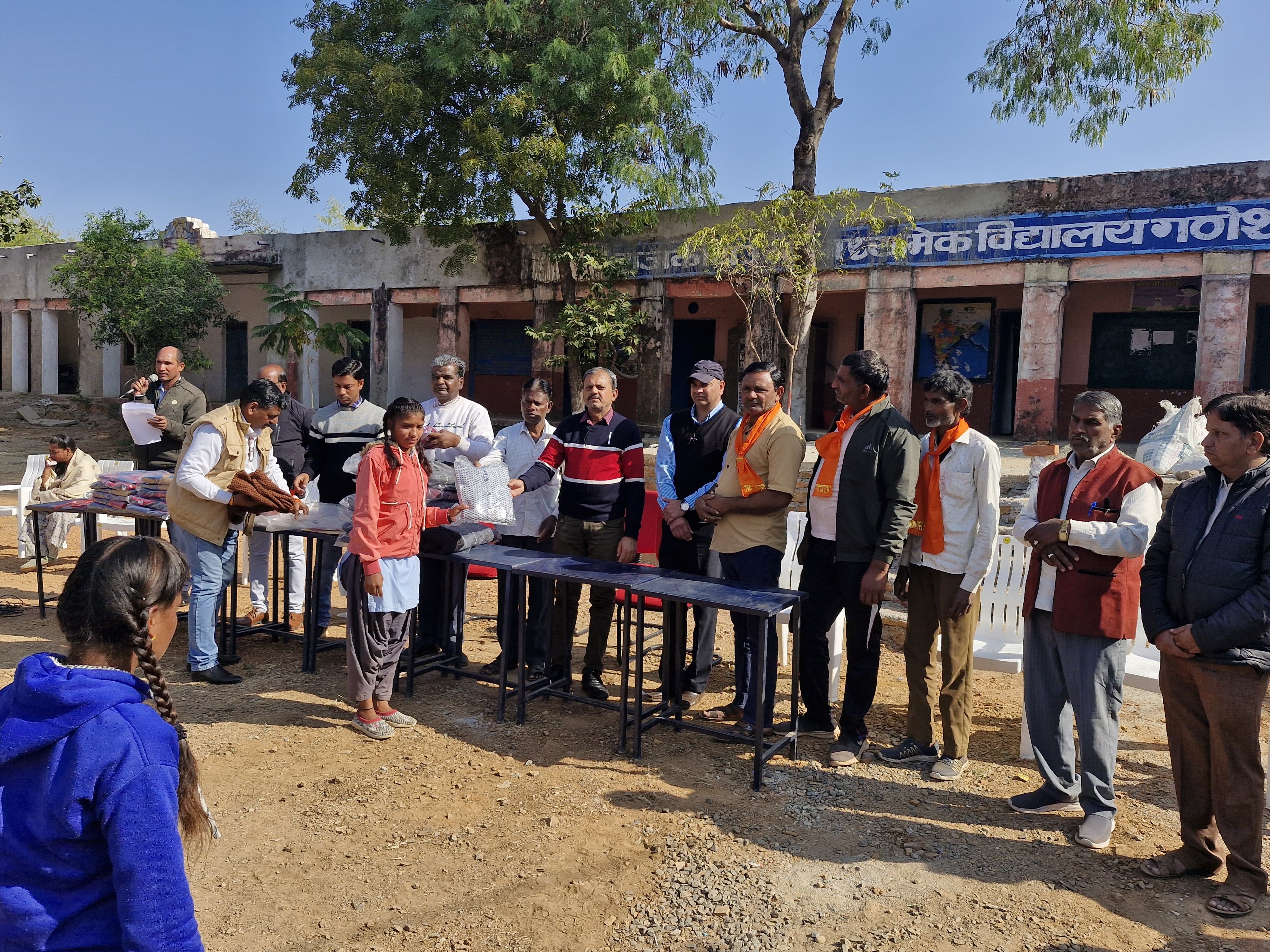 प्रतापगढ़ / छोटीसादड़ी - गणेशपुरा विद्यालय में जरूरतमंद छात्र-छात्राओं को वितरित किए ऊनी वस्त्र