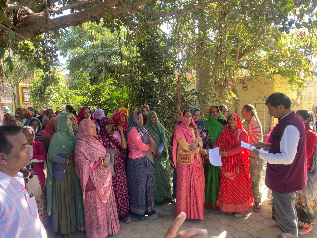 चित्तौड़गढ़ / कनेरा - स्नानघर की मांग पर महिलाओं ने पंचायत को जड़ा ताला