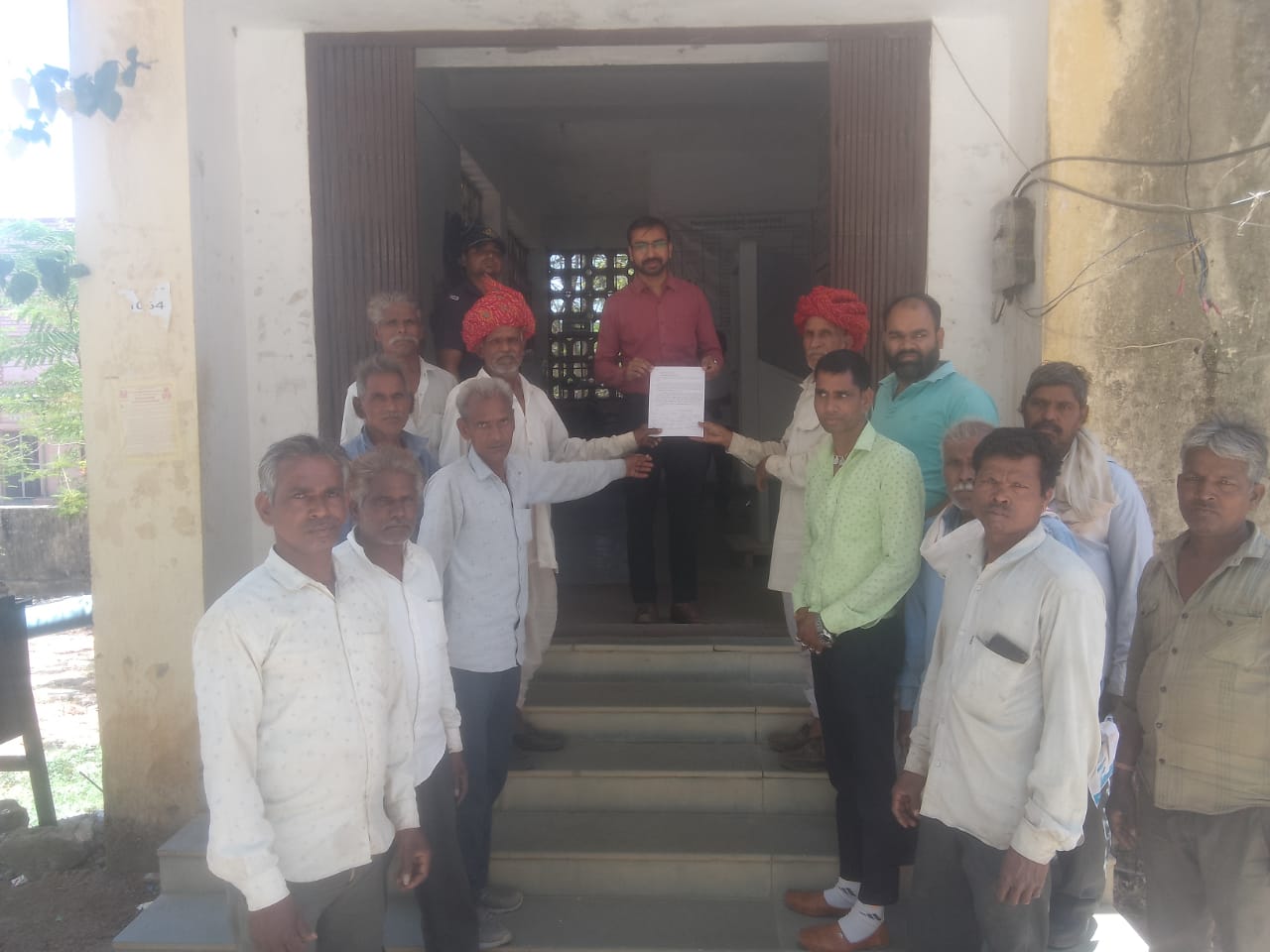 प्रतापगढ़ / छोटीसादड़ी - मानपुरा भाटिया के ग्रामीणों ने पंचायत पुनर्गठन पर जताई आपत्ति, एसडीएम को सौंपा ज्ञापन