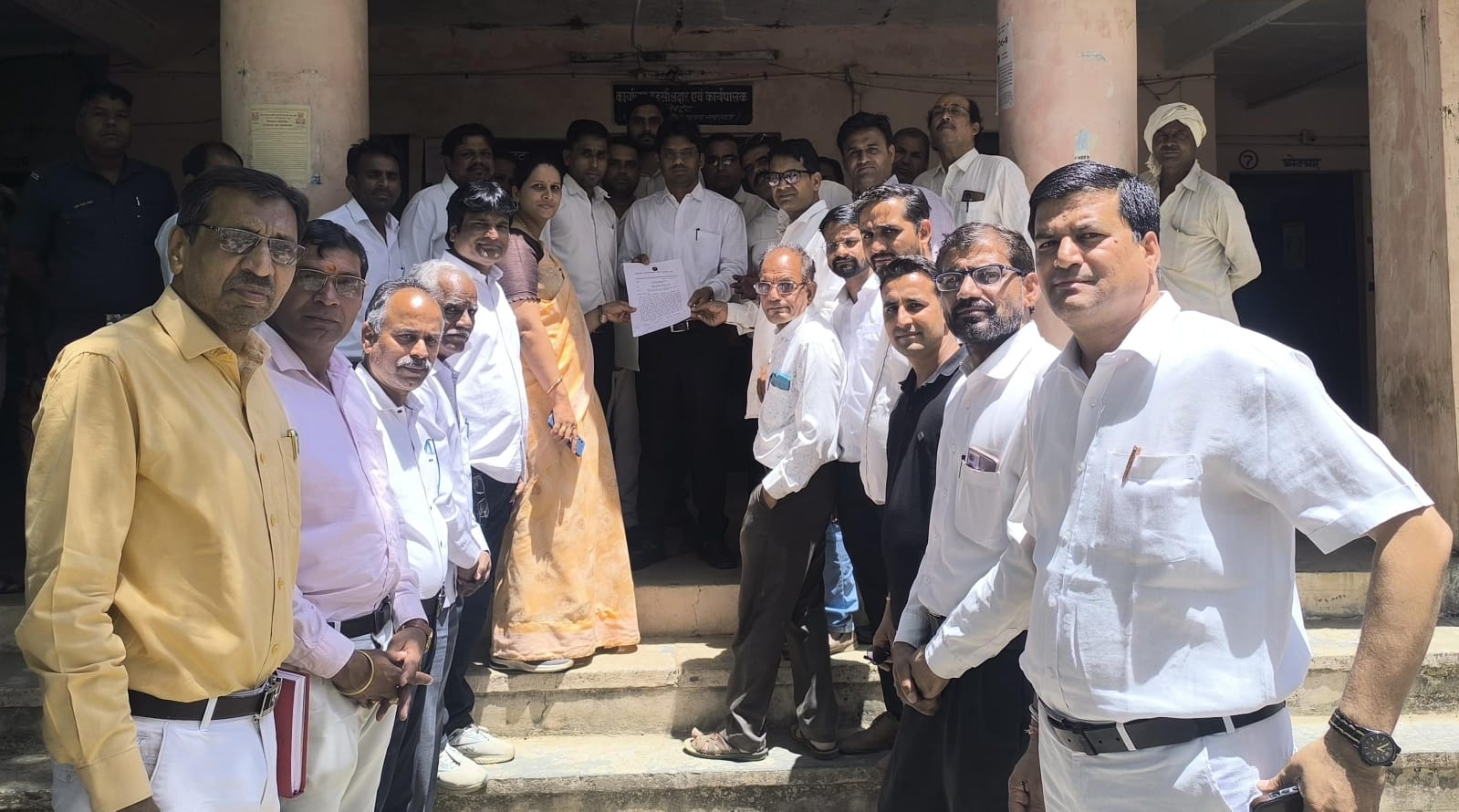 प्रतापगढ़ / छोटीसादड़ी - पहलगाम में आतंकियों की दरिंदगी के विरोध में अभिभाषक संघ ने जताया रोष, राष्ट्रपति के नाम सौंपा ज्ञापन