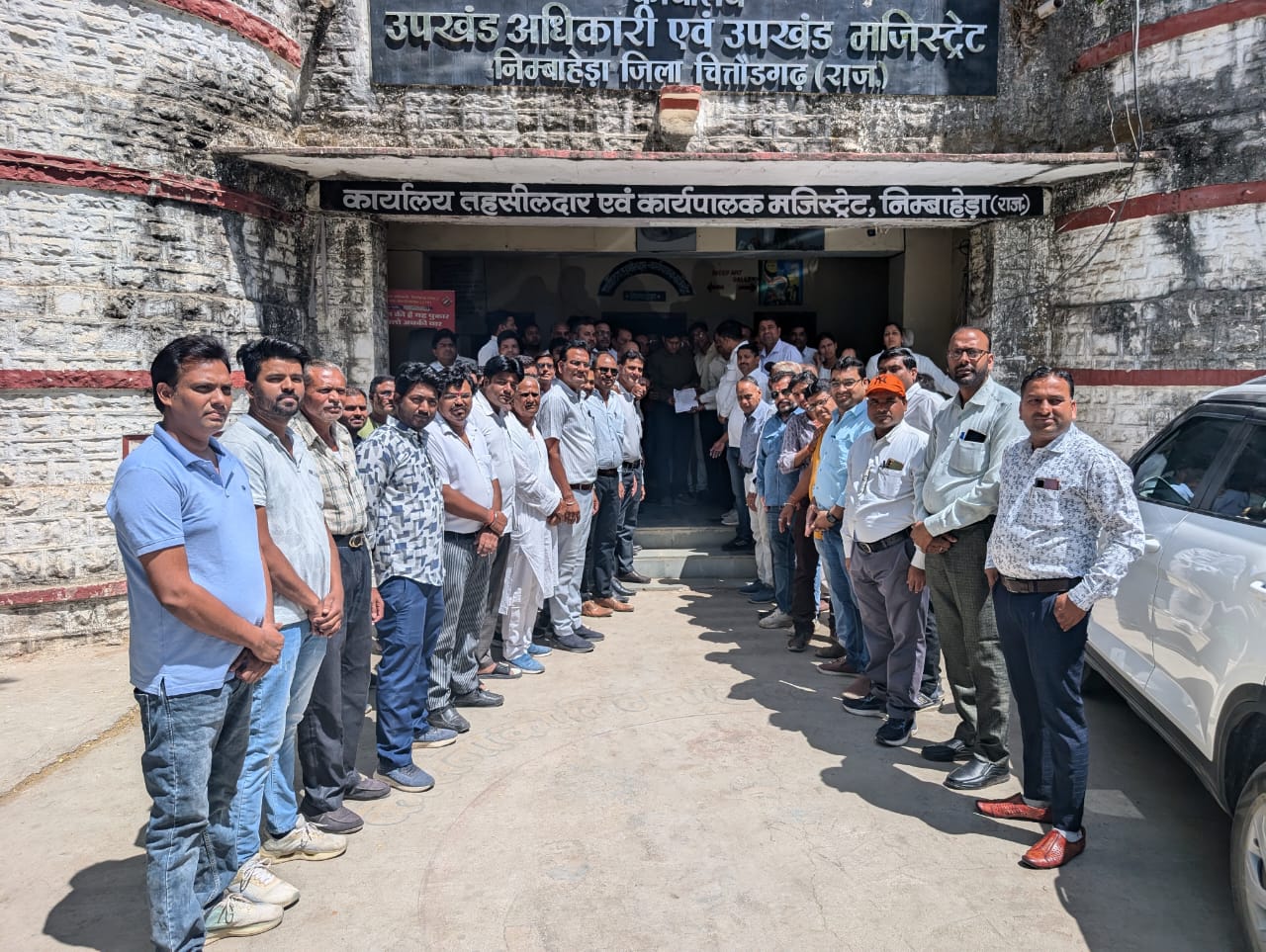 चित्तौड़गढ़ / निम्बाहेड़ा - निम्बाहेड़ा न्यायालय परिसर में दिवंगतों को श्रद्धांजलि सभा आयोजित, अधिवक्ताओं ने सौंपा राष्ट्रपति के नाम ज्ञापन