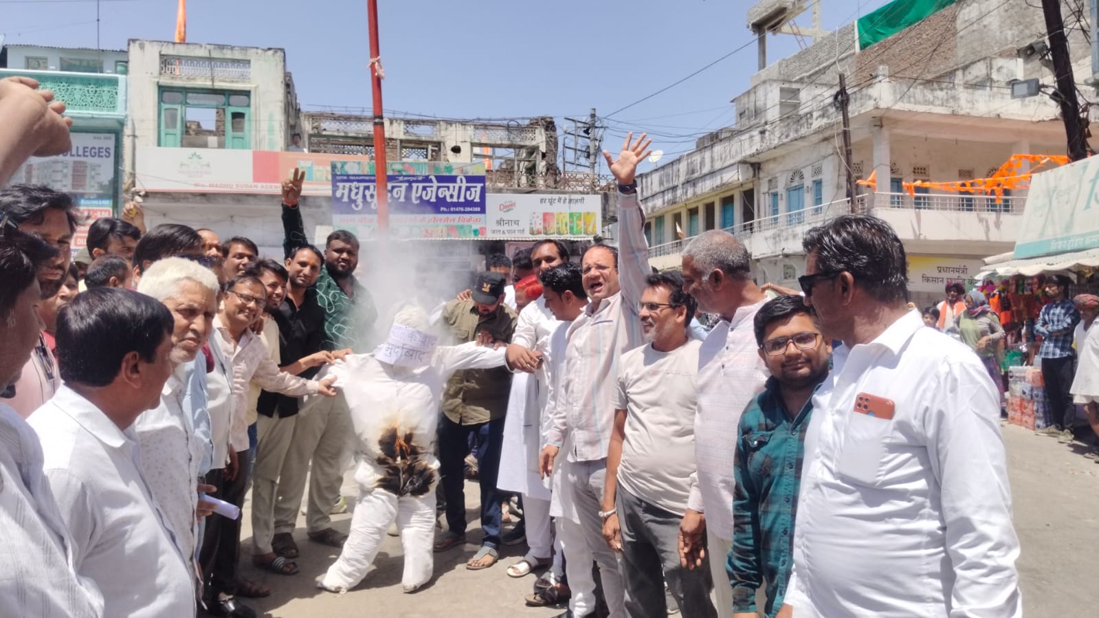 चित्तौड़गढ़ / कपासन - आतंकवादी हमले का किया विरोध, पुतला फूंका, कांग्रेस कार्यकर्ताओं ने सौंपा ज्ञापन