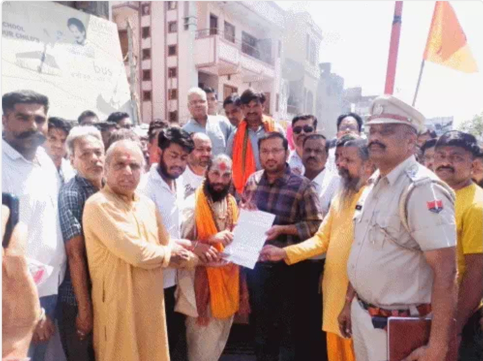 चित्तौड़गढ़ / कपासन -  पहलगाम हमले के विरोध में व्यापारियों ने तीन घंटे प्रतिष्ठान रखें बंद, मानव श्रृंखला बना आतंकवाद का किया विरोध