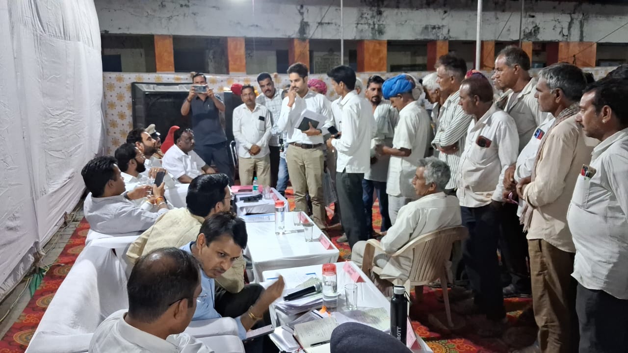 चित्तौड़गढ़ - पटोलिया में देर रात तक चली रात्रि चौपाल, विधायक एवं ज़िला कलक्टर ने कई समस्याओं का किया हाथों-हाथ निराकरण