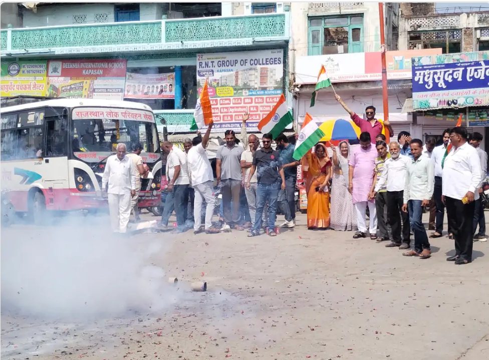 चित्तौड़गढ़ / कपासन - पाकिस्तान के आतंकी ठिकानों पर भारत सेना की एयर स्ट्राइक का लोगों ने तिरंगा लहराकर मनाया जश्न