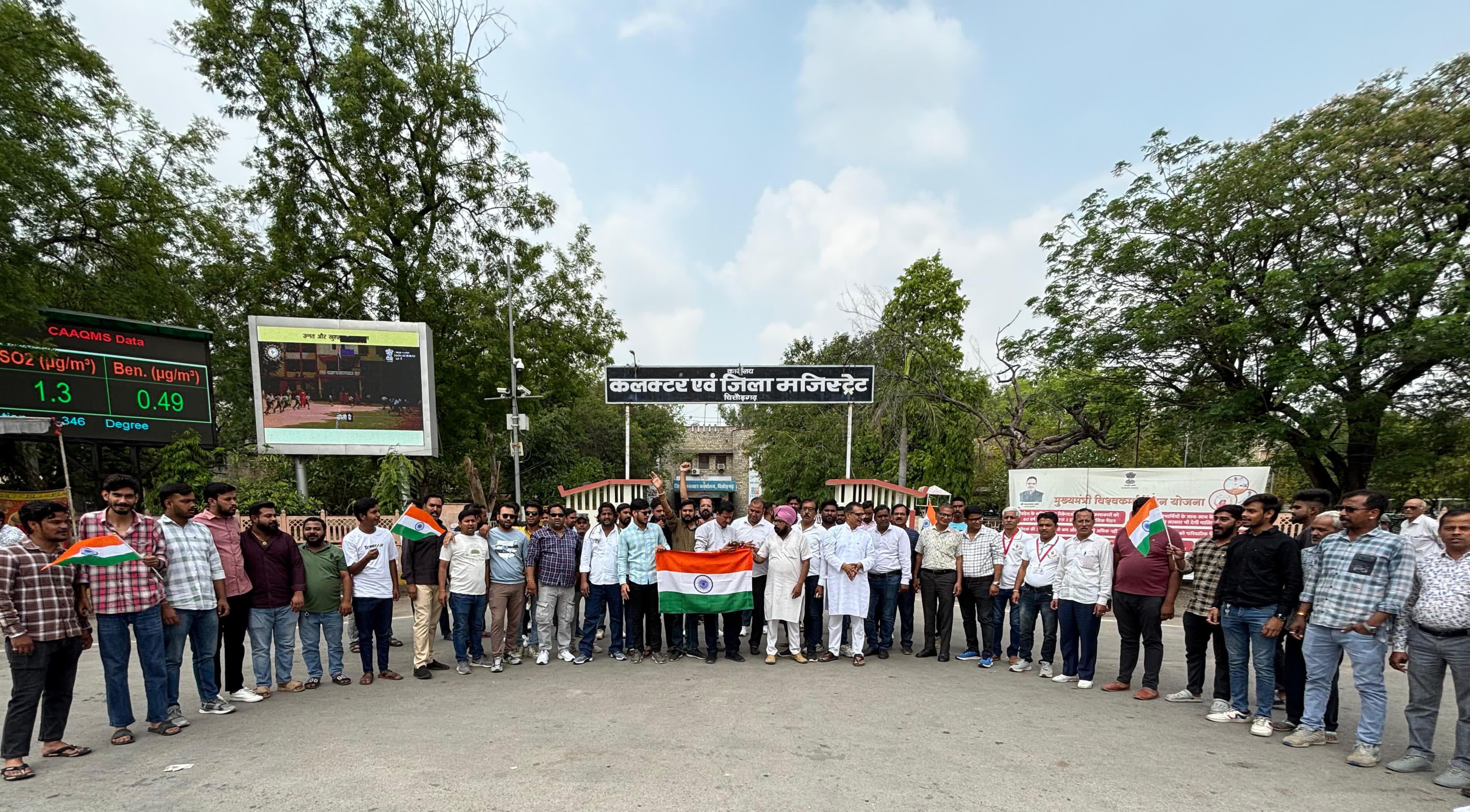 चित्तौड़गढ़ - ऑपरेशन सिंदूर का चित्तौड़ी आठम महोत्सव समिति ने किया स्वागत, आतिशबाजी कर नारे लगाये