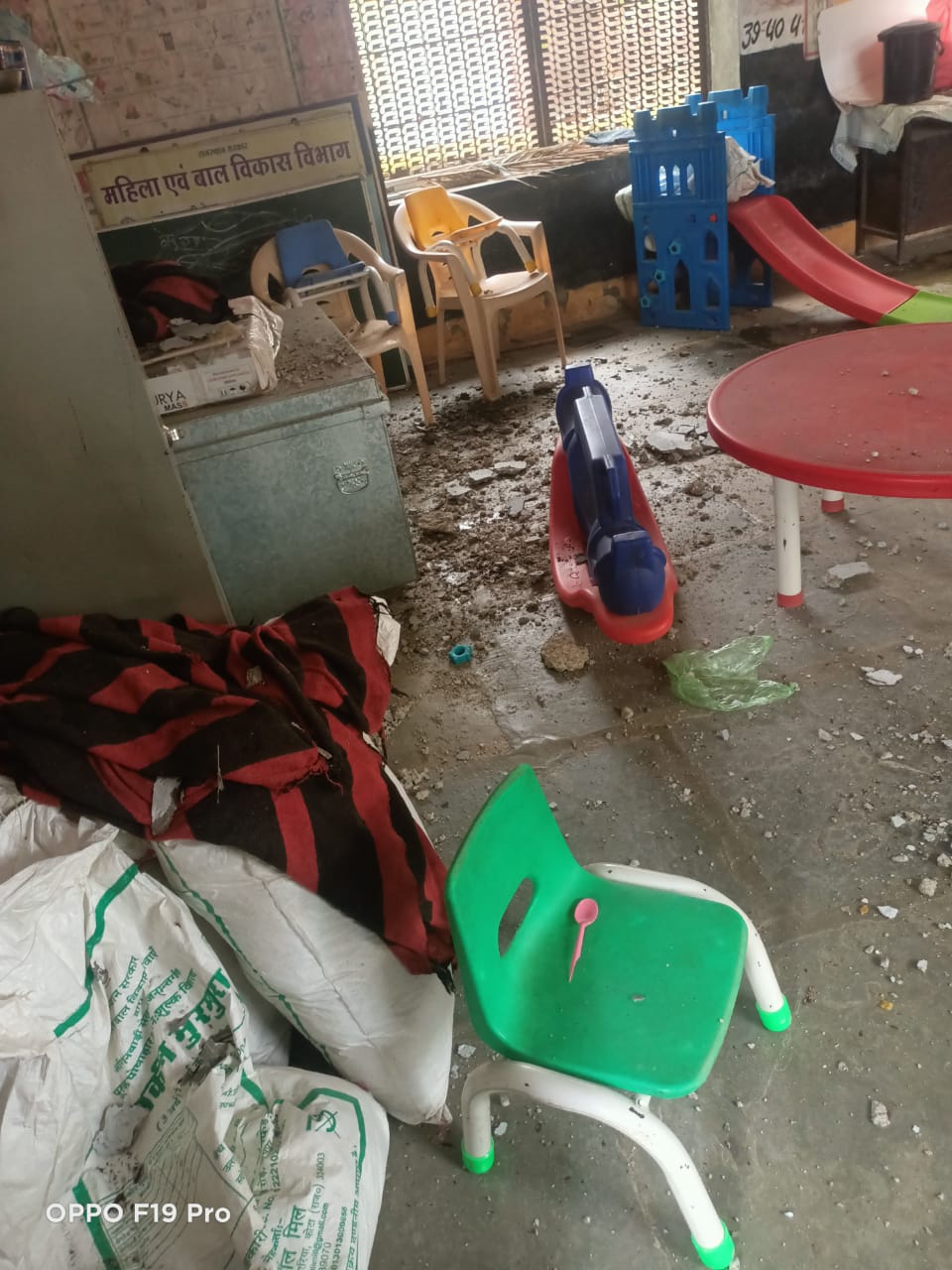 चित्तौड़गढ़ / डूंगला - तलाऊ में आंगनवाड़ी केंद्र की छत से गिरा प्लास्टर
