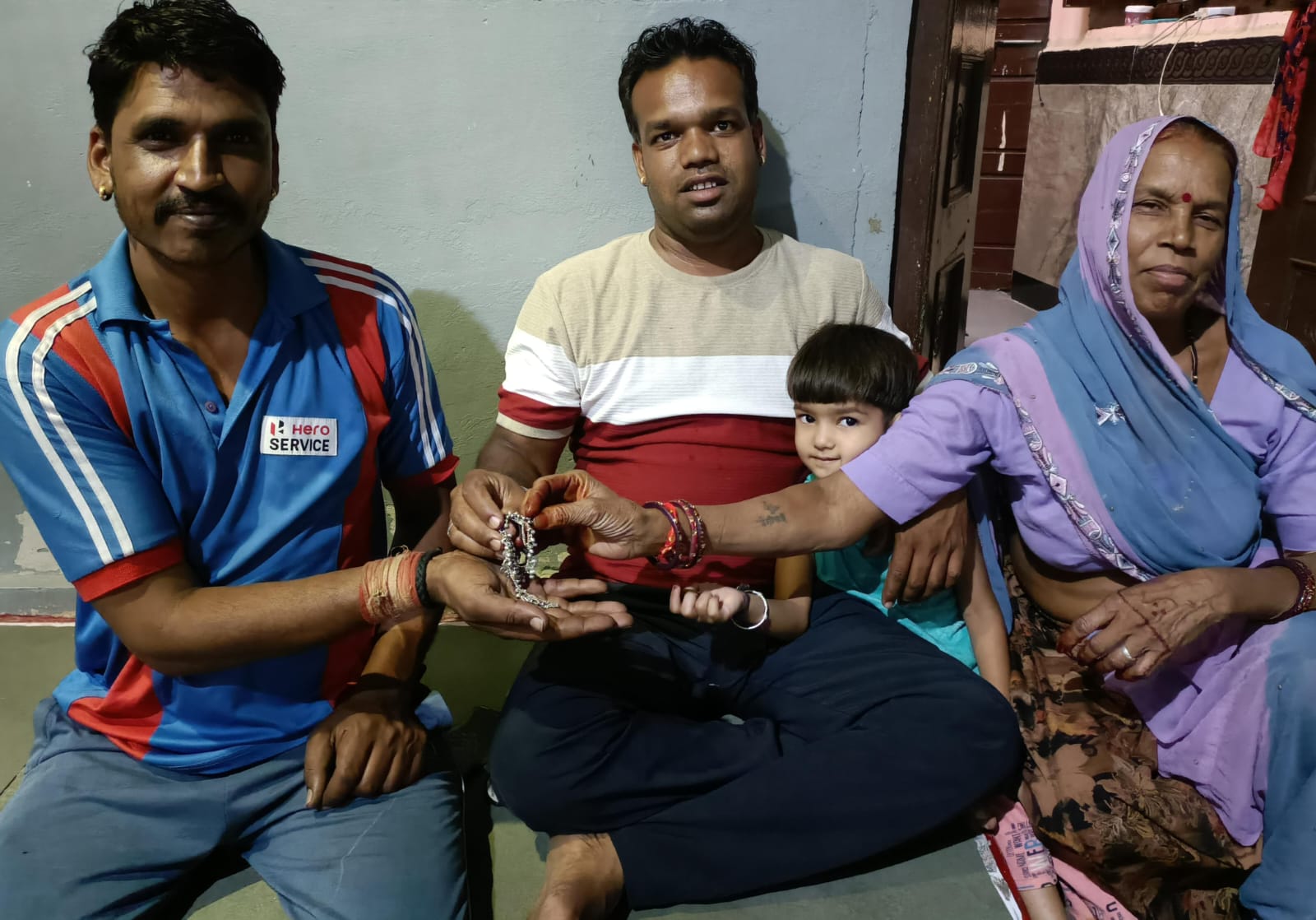 प्रतापगढ़ / छोटीसादड़ी - ईमानदारी की मिसाल, पूर्व पार्षद की पत्नी ने लौटाया मासूम का खोया पायजेब