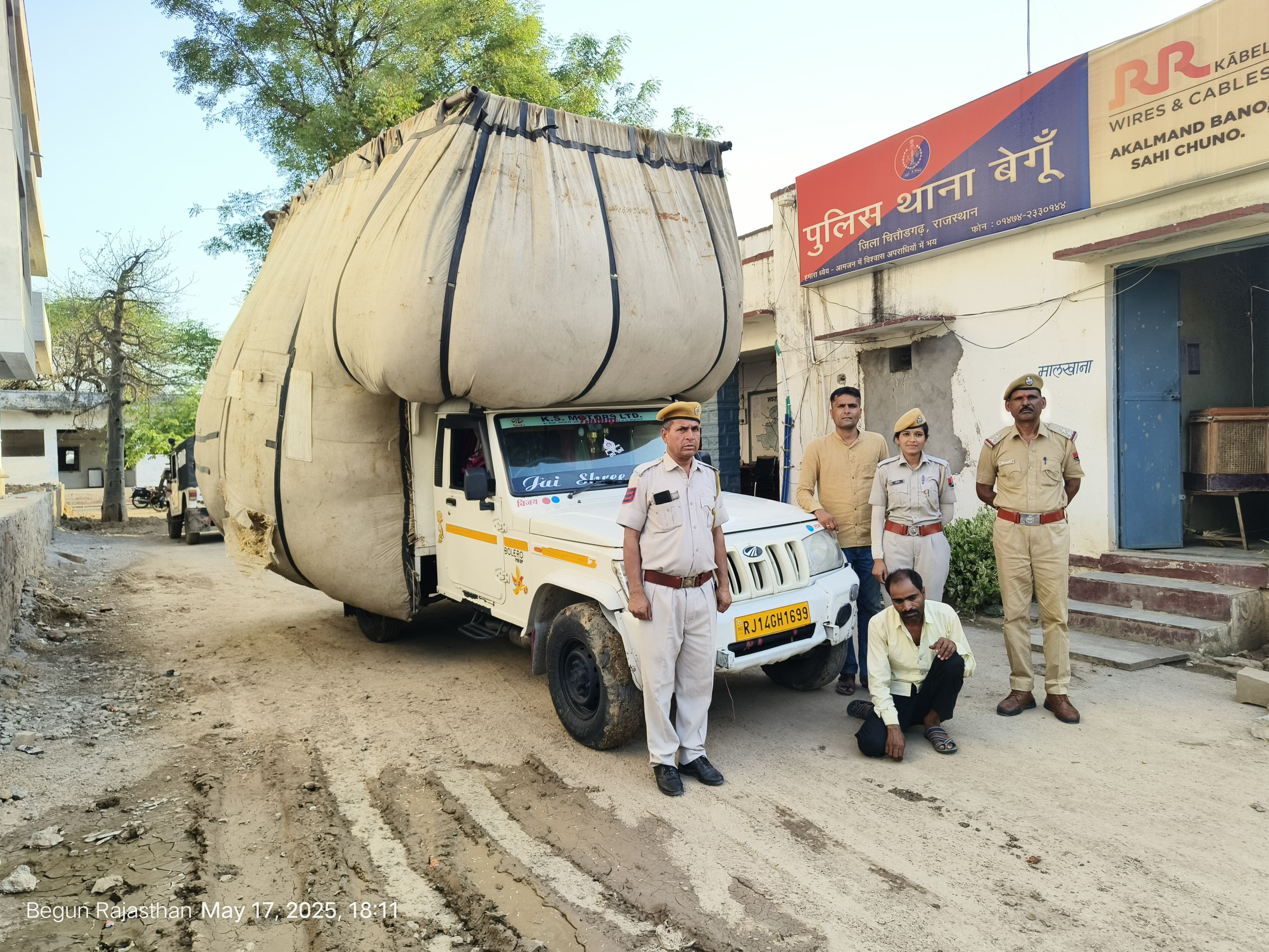 चित्तौड़गढ़ / बेंगू - पिकअप से खाखले की आड़ में हो रही थी डोडाचूरा की तस्करी, 698.190 किलोग्राम डोडाचूरा के साथ एक आरोपी गिरफ्तार