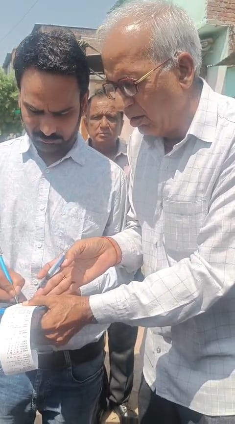 चित्तौड़गढ़ - गलत रिमार्क लगाया तो किया विरोध, परिचालक के साथ सवारियों ने भी घेरा फ्लाइंग को, दस हजार मांगने का आरोप