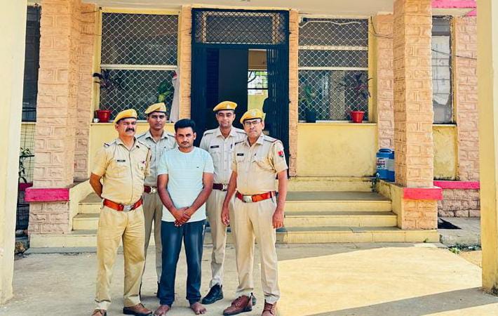 चित्तौड़गढ़ - चार साल से फरार 15 हजार का ईनामी अपराधी गिरफ्तार