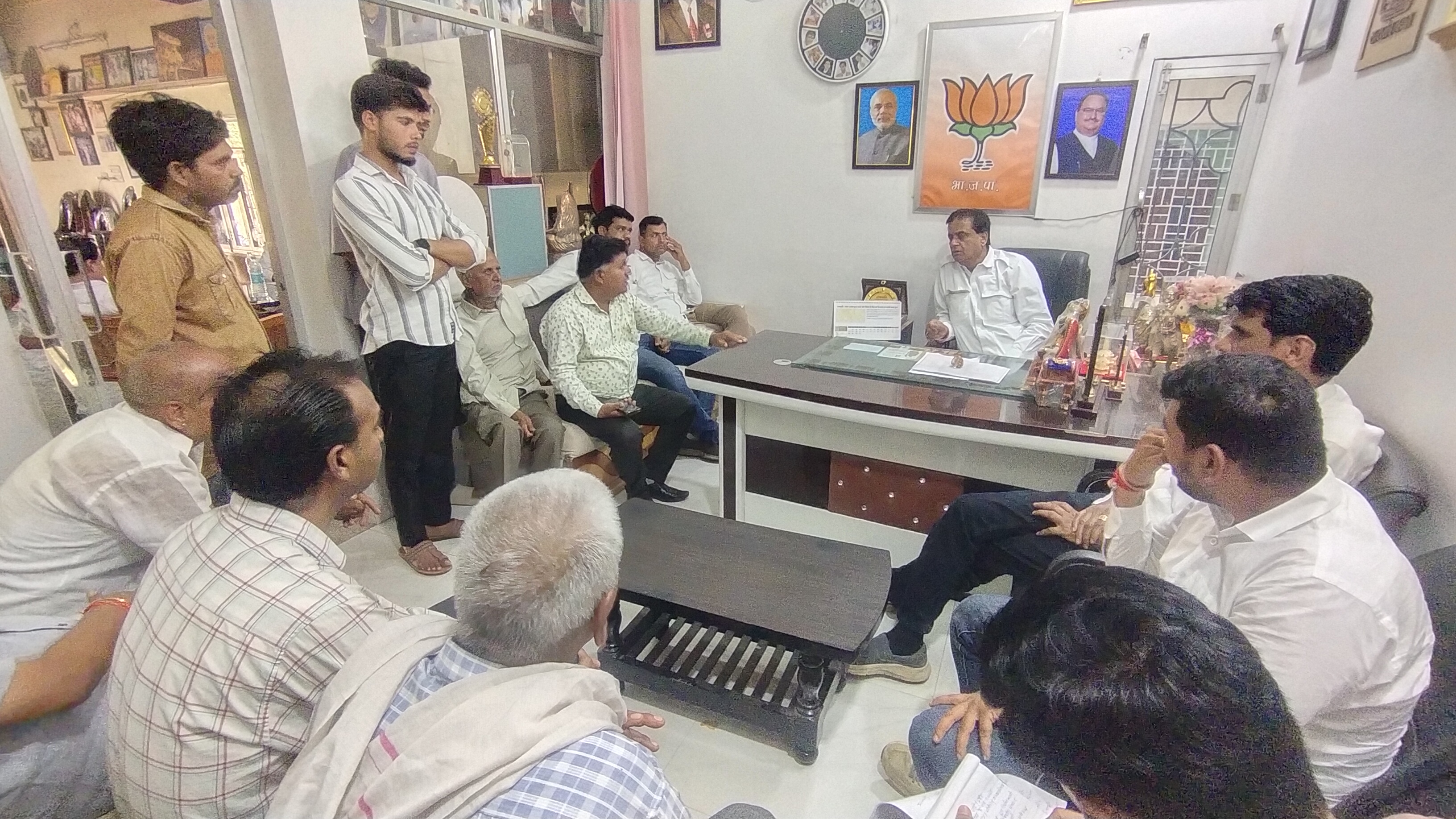 चित्तौड़गढ़ / निम्बाहेड़ा - विधायक कृपलानी ने भाजपा कार्यालय पर की जनसुनवाई, अधिकारियों को दिए निर्देश