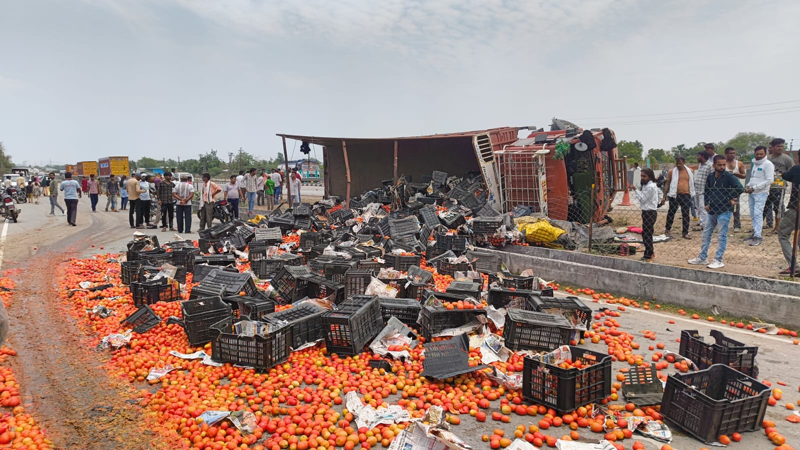 चित्तौड़गढ़ - टायर फटने के बाद असंतुलित हुवे ट्रक ने लिया बाइक को चपेट में, सड़क पर बिखरे टमाटर