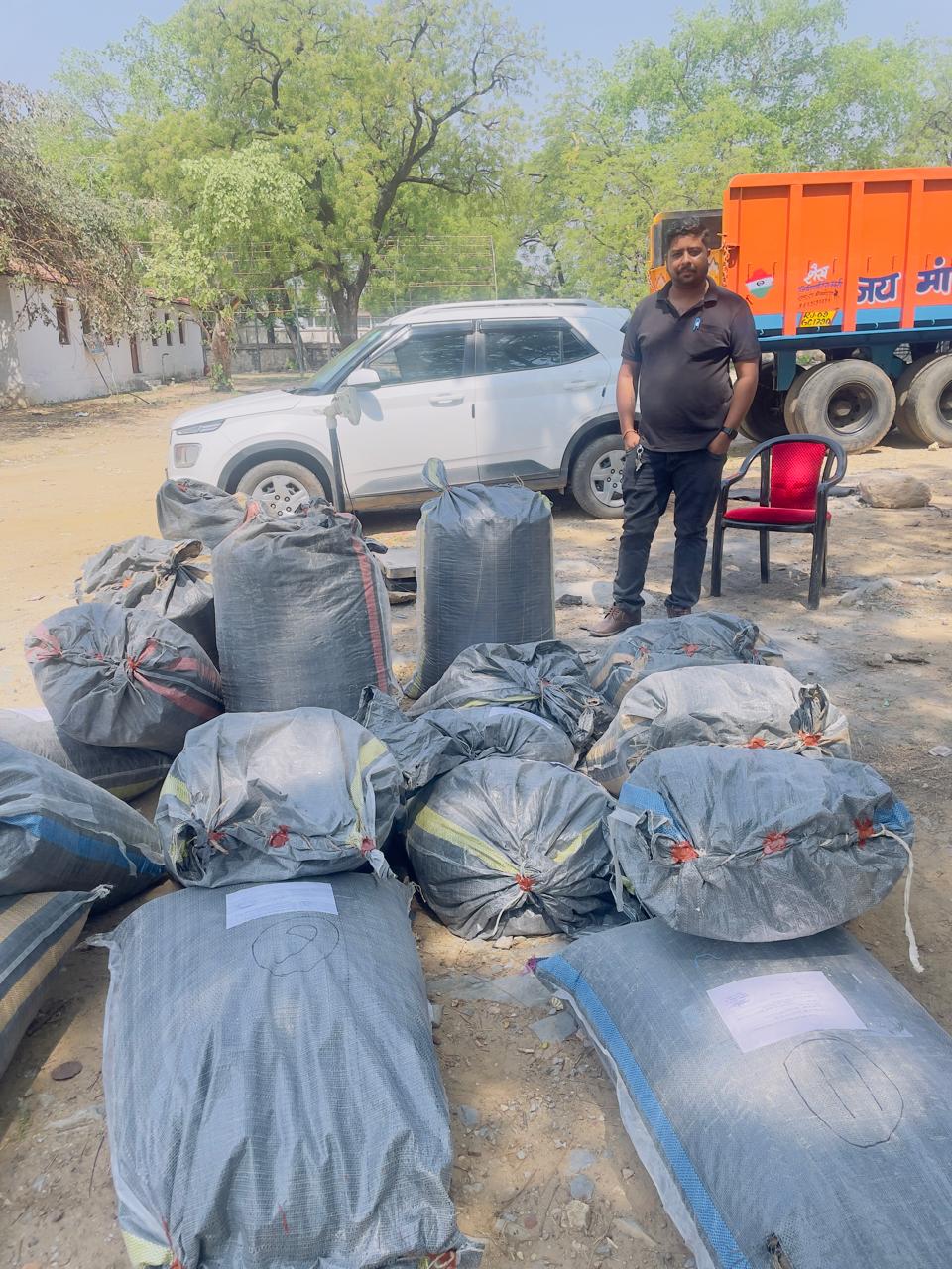 चित्तौड़गढ़ - नपावली के पास सीबीएन की बड़ी कार्रवाई, हुंडई वेन्यू से 311 किलो डोडा-चूरा जब्त, वाहन छोड़ खेतों में भागा तस्कर