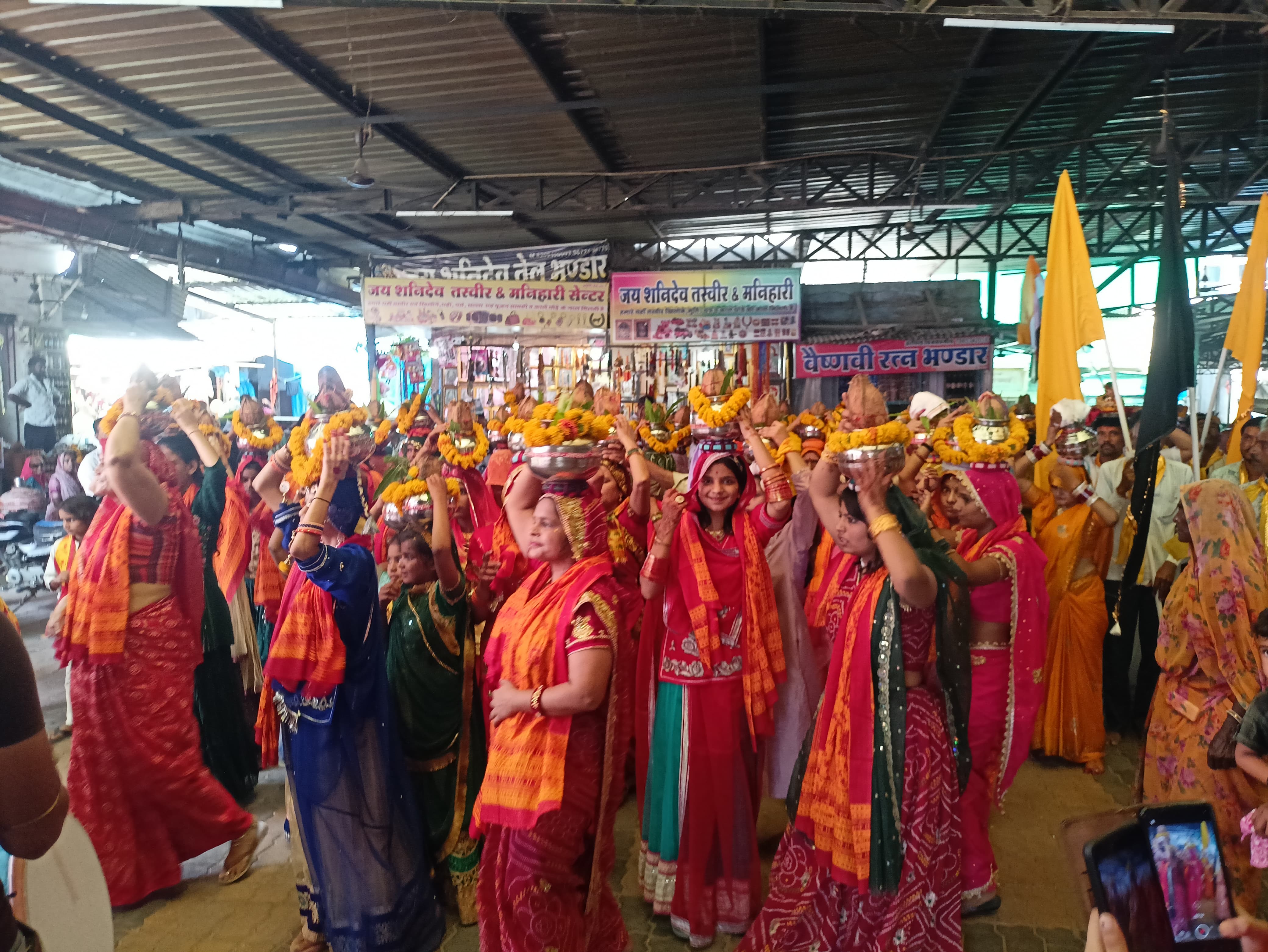 चित्तौड़गढ़ / कपासन - श्रीमद् भागवत कथा से पूर्व श्रद्धालुओं ने निकाली कलश यात्रा, विधि विधान से किया व्यास पूजन