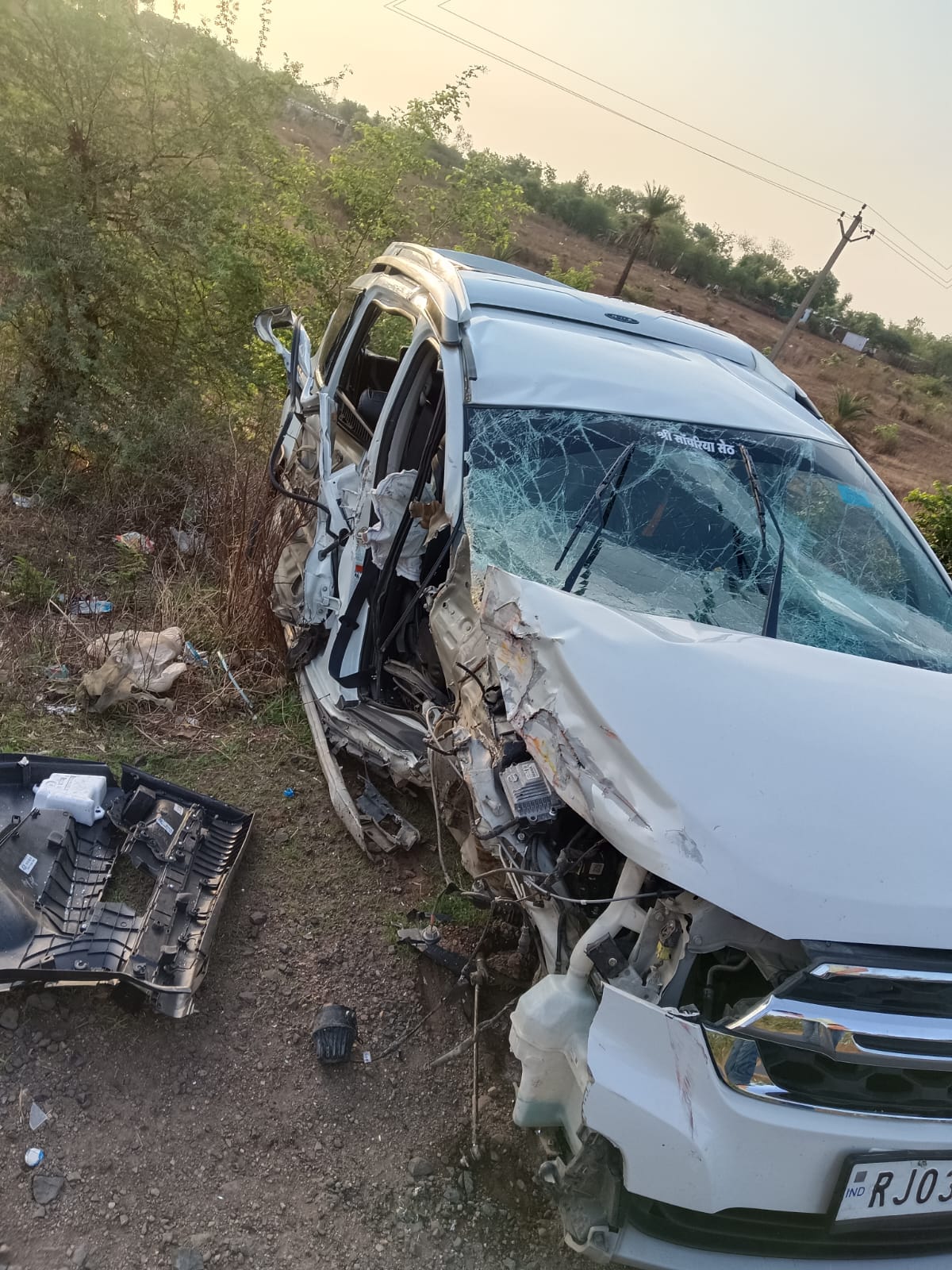 प्रतापगढ़ / छोटीसादड़ी - खाटू श्याम दर्शन को निकले श्रद्धालुओं की कार को ट्रैक्टर ने मारी जोरदार टक्कर, छह घायल, एक की हालत गंभीर