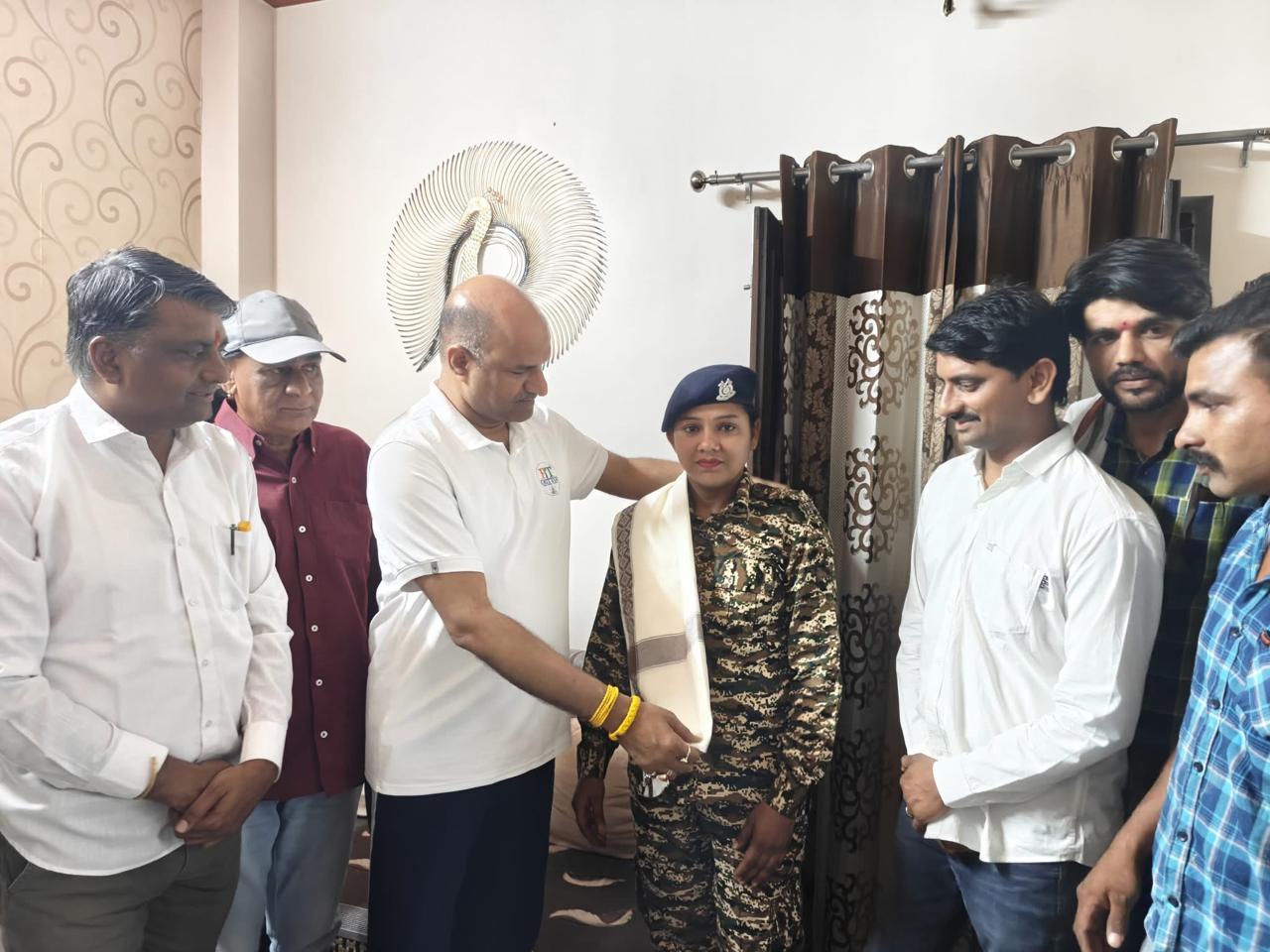 चित्तौड़गढ़  - सांसद जोशी ने किया महिला सैनिक मंजू धाकड़ का सम्मान