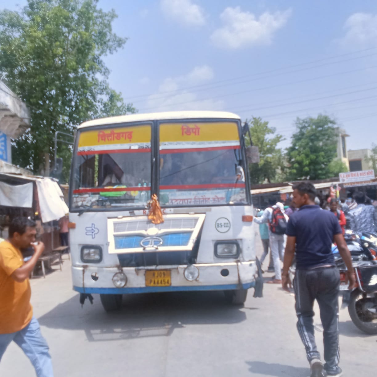 चित्तौड़गढ़ / बस्सी - रोडवेज बसों की मनमानी से यात्री परेशान, गर्मी में बढ़ी मुश्किलें