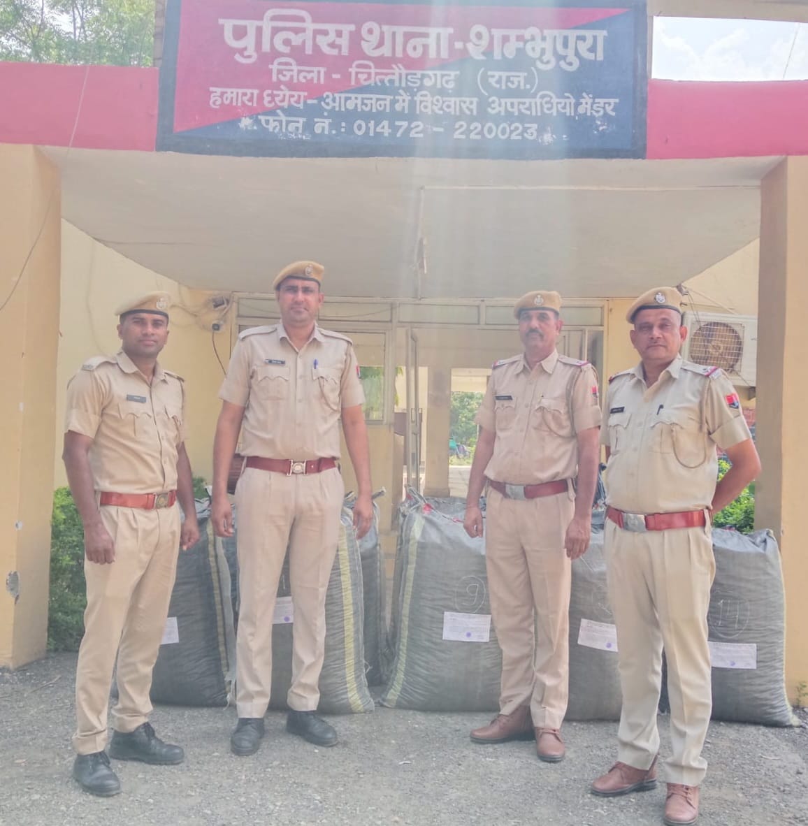 चित्तौड़गढ़ - शंभूपुरा पुलिस ने कार से 323 किलो डोडा-चूरा पकड़ा, एक मेगजीन और 2 जिन्दा कारतुस जब्त, तस्कर फरार