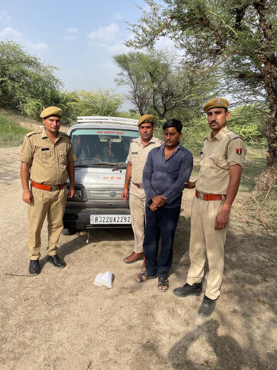 चित्तौड़गढ़ - मारुति वेन से 949 ग्राम अफीम जब्त, एक आरोपी गिरफ्तार