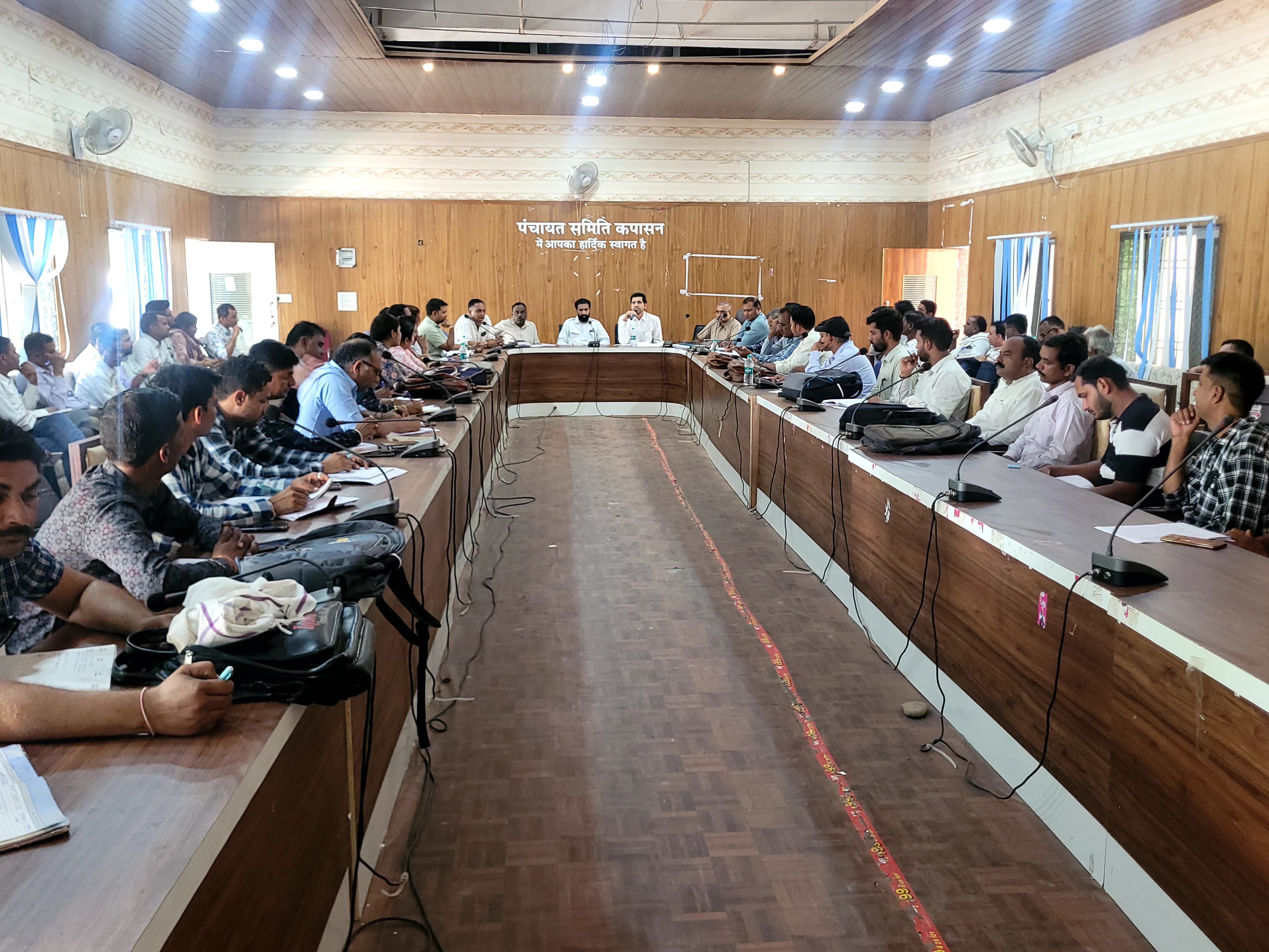 चित्तौड़गढ़ / कपासन - पंचायती राज विभाग द्वारा संचालित योजनाओं की समीक्षा बैठक का आयोजन