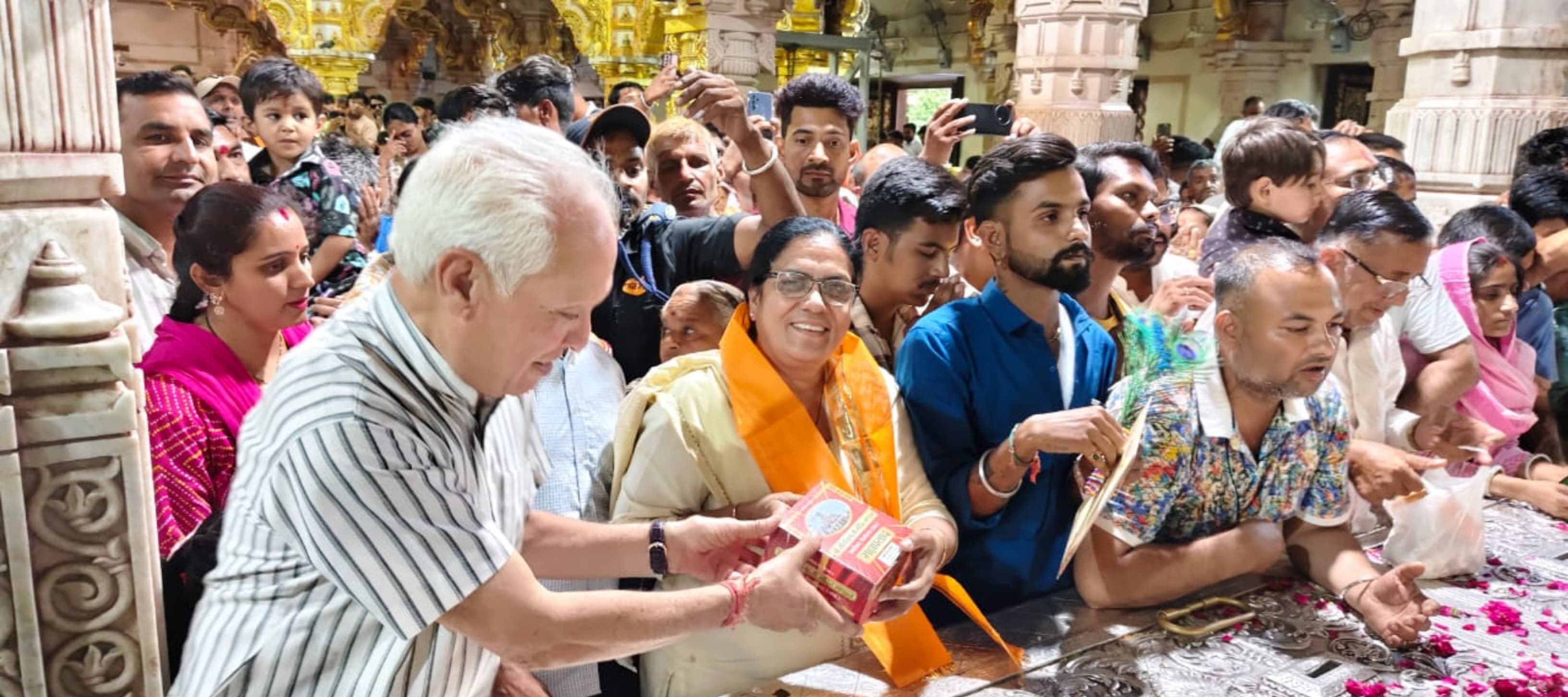 चित्तौड़गढ़ - डेयरी एमडी ने किए सांवरियाजी के दर्शन