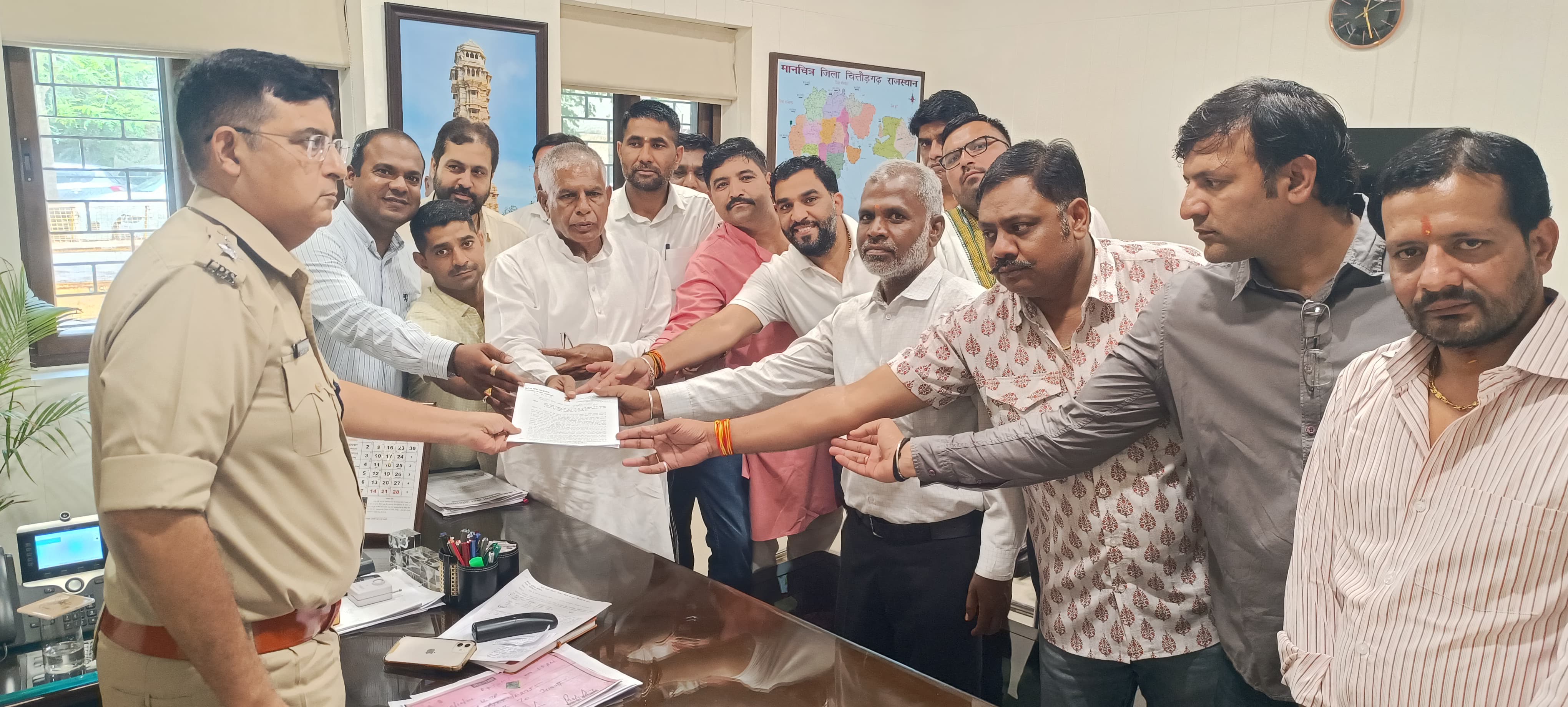चित्तौड़गढ़ - बजरी माफियाओं के आतंक को लेकर जिला पुलिस अधीक्षक को सौंपा ज्ञापन