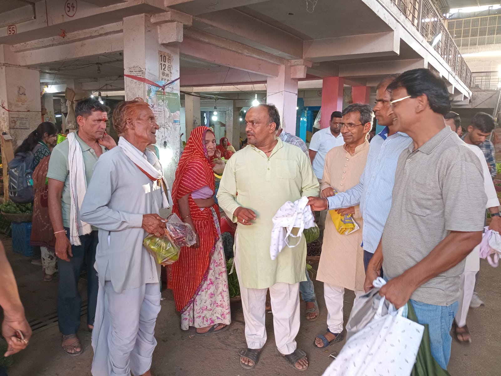चित्तौड़गढ़ - विश्व पर्यावरण दिवस पर पर्यावरण संरक्षण गतिविधि द्वारा कपड़े के थैलों का वितरण