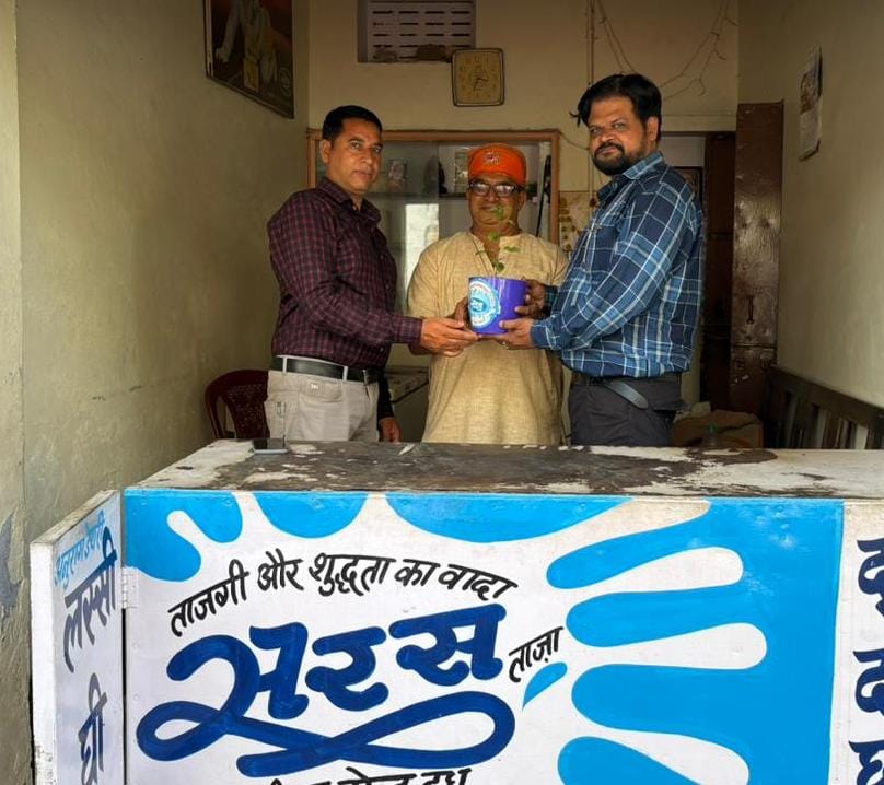 चित्तौड़गढ़ - गंगा दशहरा पर डेयरी ने किया तुलसी के पौधे का वितरण