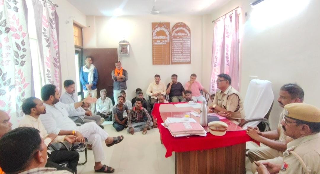 चित्तौड़गढ़ / भूपालसागर - थानाधिकारी की अभद्रता से आक्रोशित ग्रामीणों का फूटा गुस्सा, प्रधान की अगुवाई में थाने पर किया विरोध प्रदर्शन