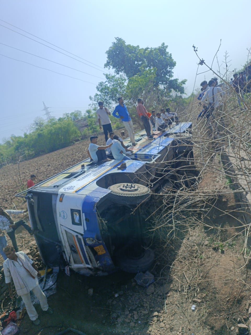 चित्तौड़गढ़ - कोटा से बांसवाड़ा जा रही रोडवेज बस पलटी, 50 से ज्यादा घायल
