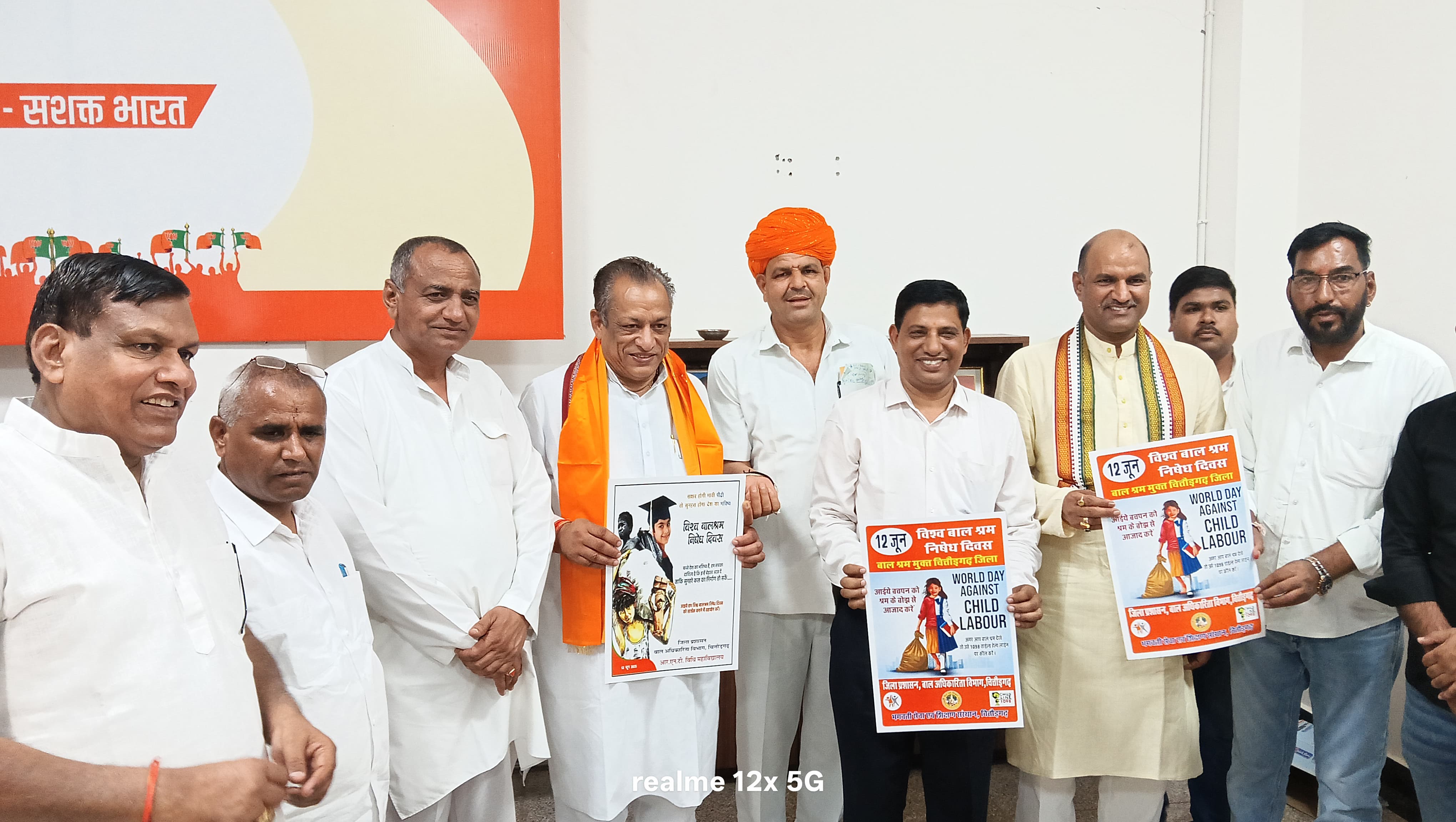 चित्तौड़गढ़ - पशुपालन एवं डेयरी मंत्री ने किया बालश्रम मुक्त चितौडगढ पोस्टर का विमोचन