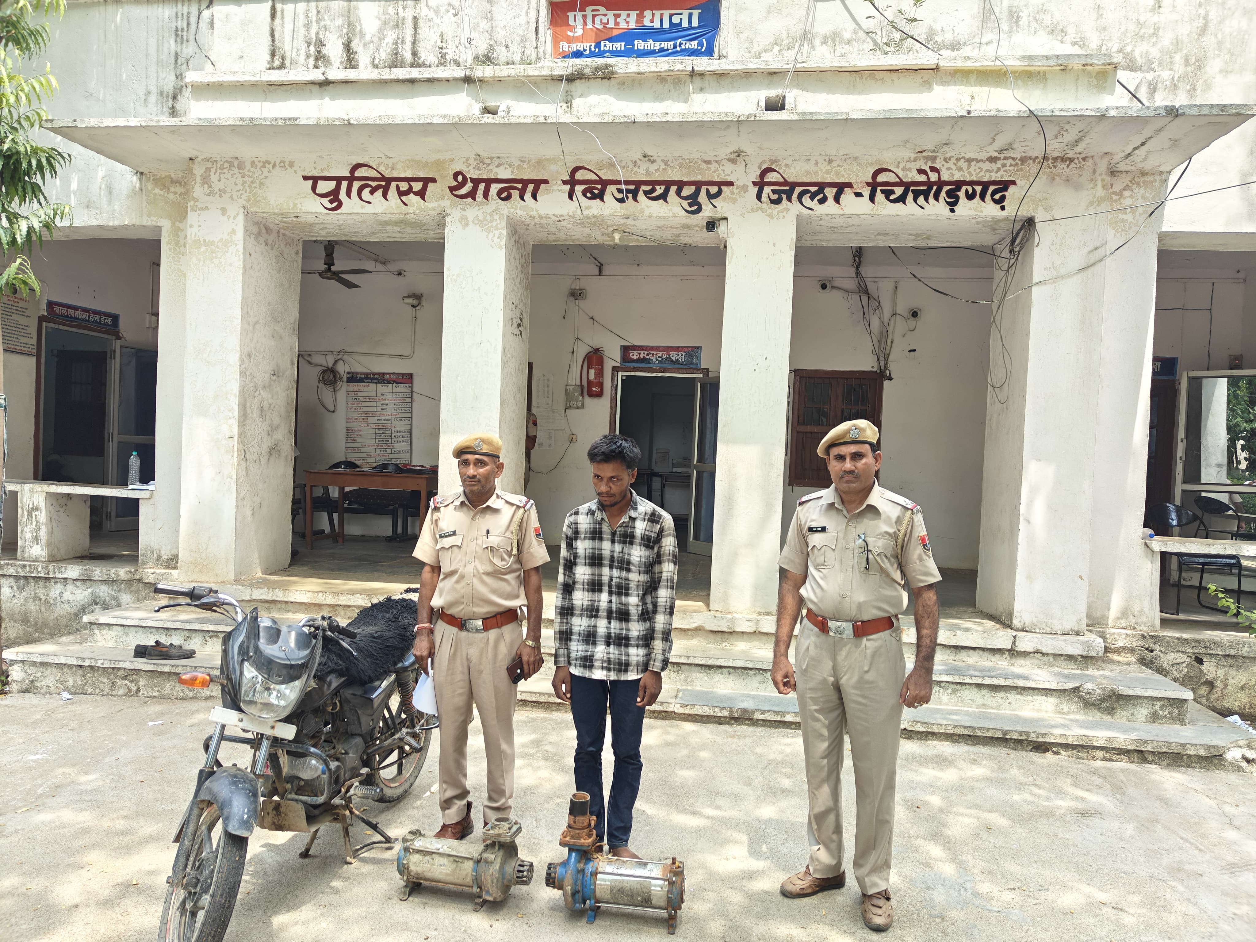 चित्तौड़गढ़ - पानी की मोटरें चोर गिरोह का सदस्य चढ़ा पुलिस के हत्थे, आधा दर्जन वारदातों का खुलासा