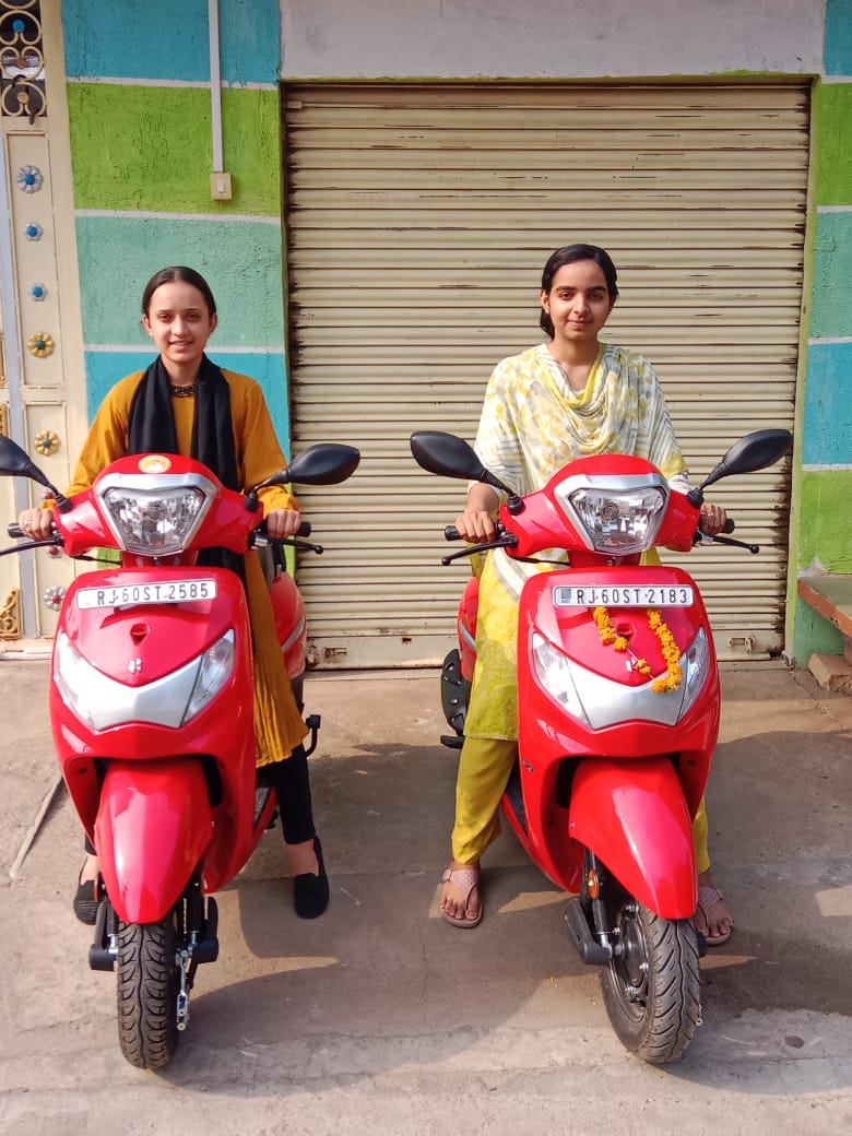प्रतापगढ़ / छोटीसादड़ी - अम्बावली विद्यालय की दो छात्राओं को मिली स्कूटी