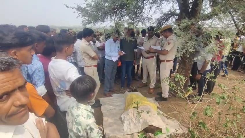 चित्तौड़गढ़ - रात से लापता युवक का पहाड़ी पर मिला शव, ग्रामीणों ने जताया विरोध, एफएसएल पहुंची