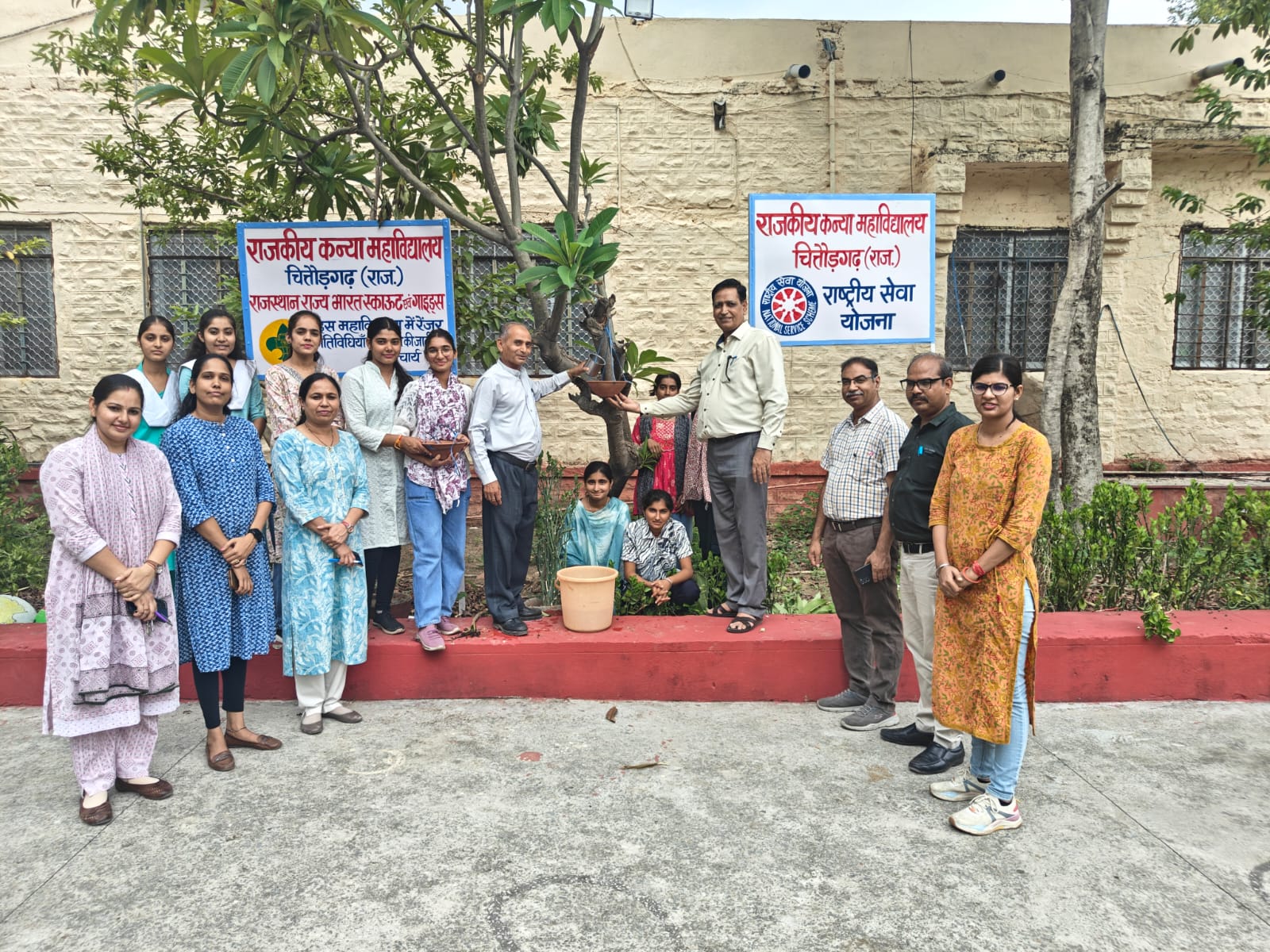 चित्तौड़गढ़ - कन्या महाविद्यालय में परिंडे लगाकर दिया पर्यावरण जागरूकता का संदेश