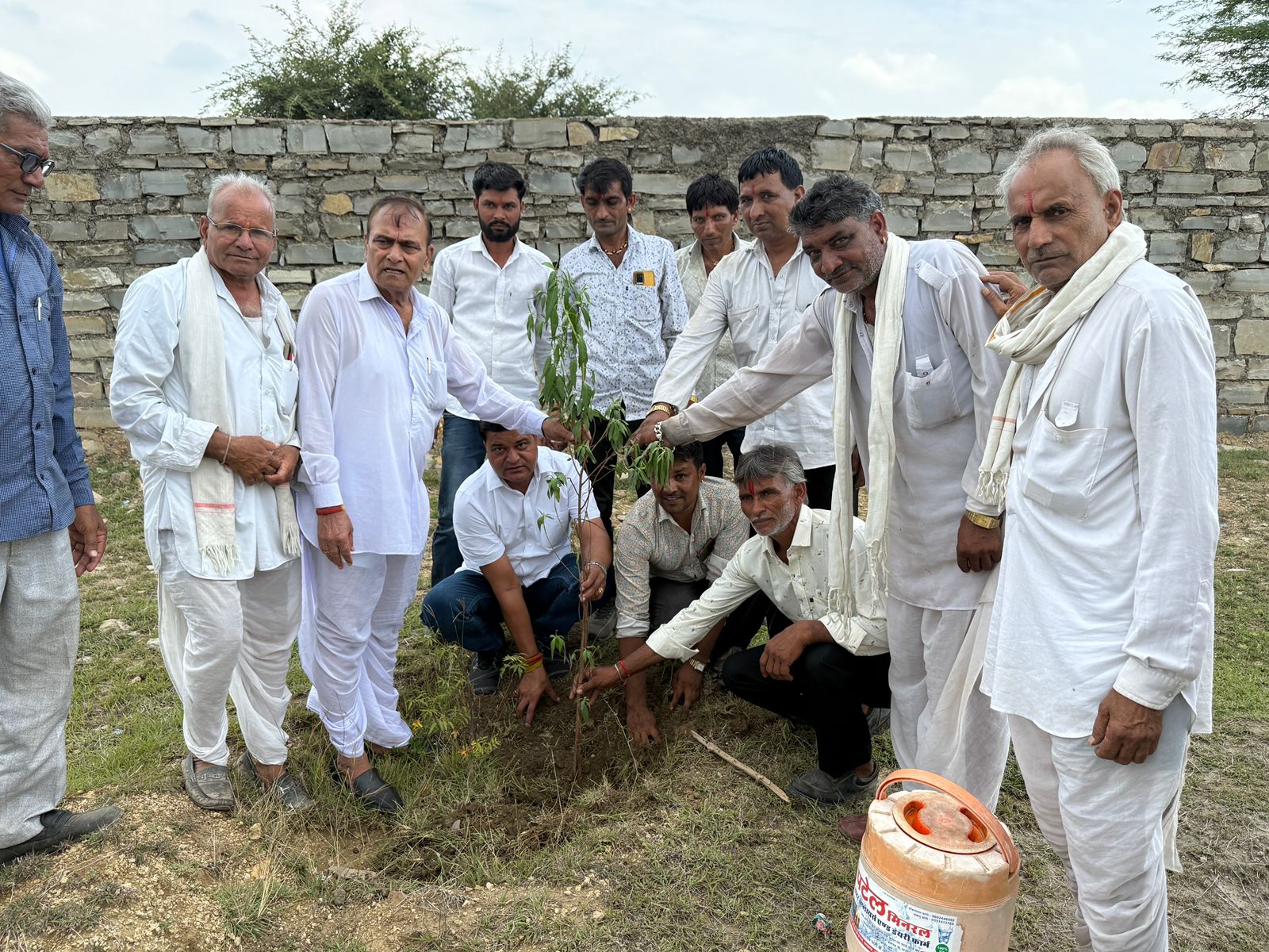 चित्तौड़गढ़ / निम्बाहेड़ा - जिला प्रमुख एवं प्रधान ने किया पौधरोपण