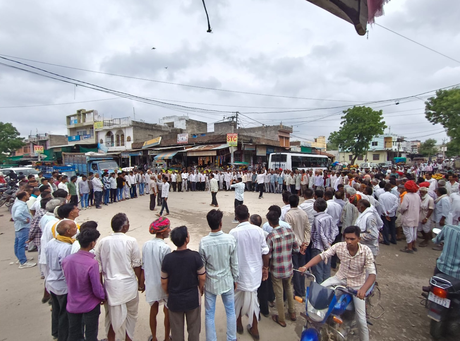 चित्तौड़गढ़ / डूंगला - अफीम किसान संघ ने डोडा चुरा मुआवजे को लेकर एसडीएम को सौंपा ज्ञापन